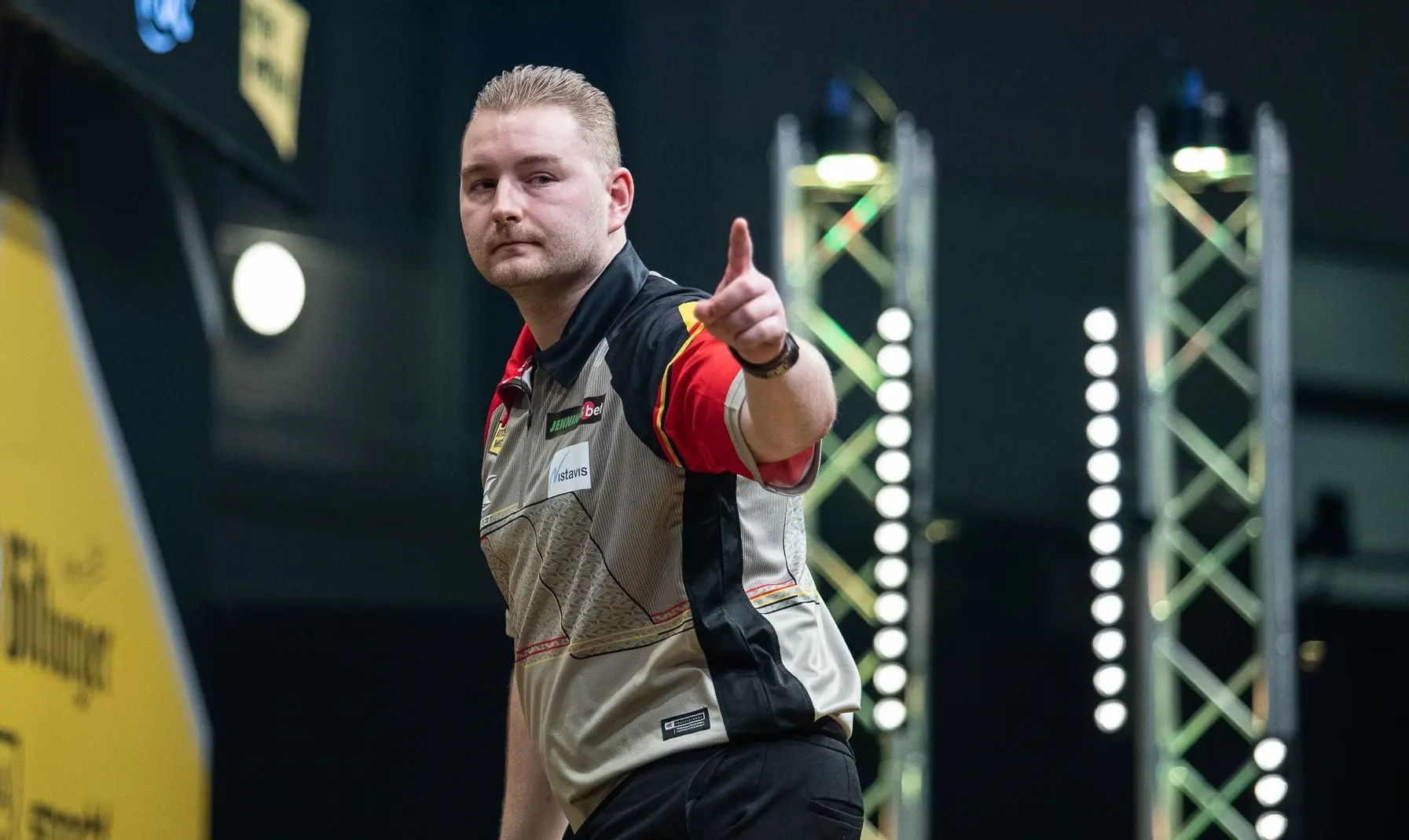 VIDEO: Michael Smith en Van den Bergh nemen het tegen elkaar op in een quiz