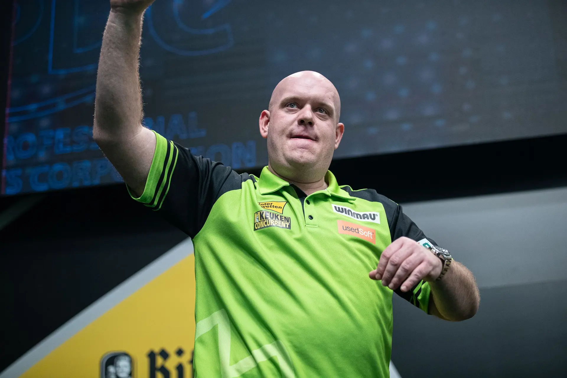 Van Gerwen brengt bezoekje aan Crucible Theatre en doet 'staredown' met snookerlegende O'Sullivan