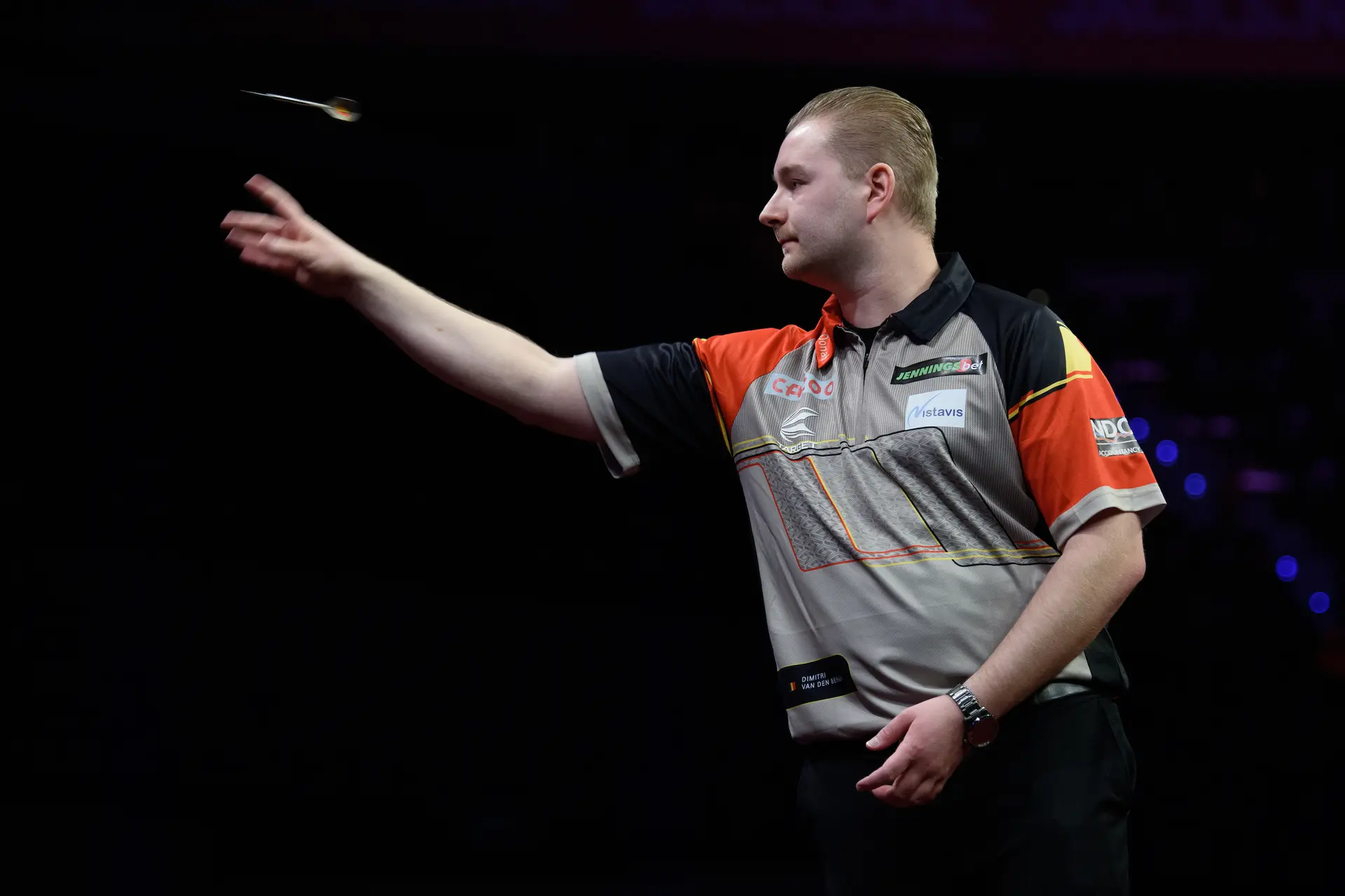 Rol Van den Bergh in Premier League Darts bijna uitgespeeld na nederlaag tegen Aspinall, Price noteert 110 gemiddeld tegen Clayton