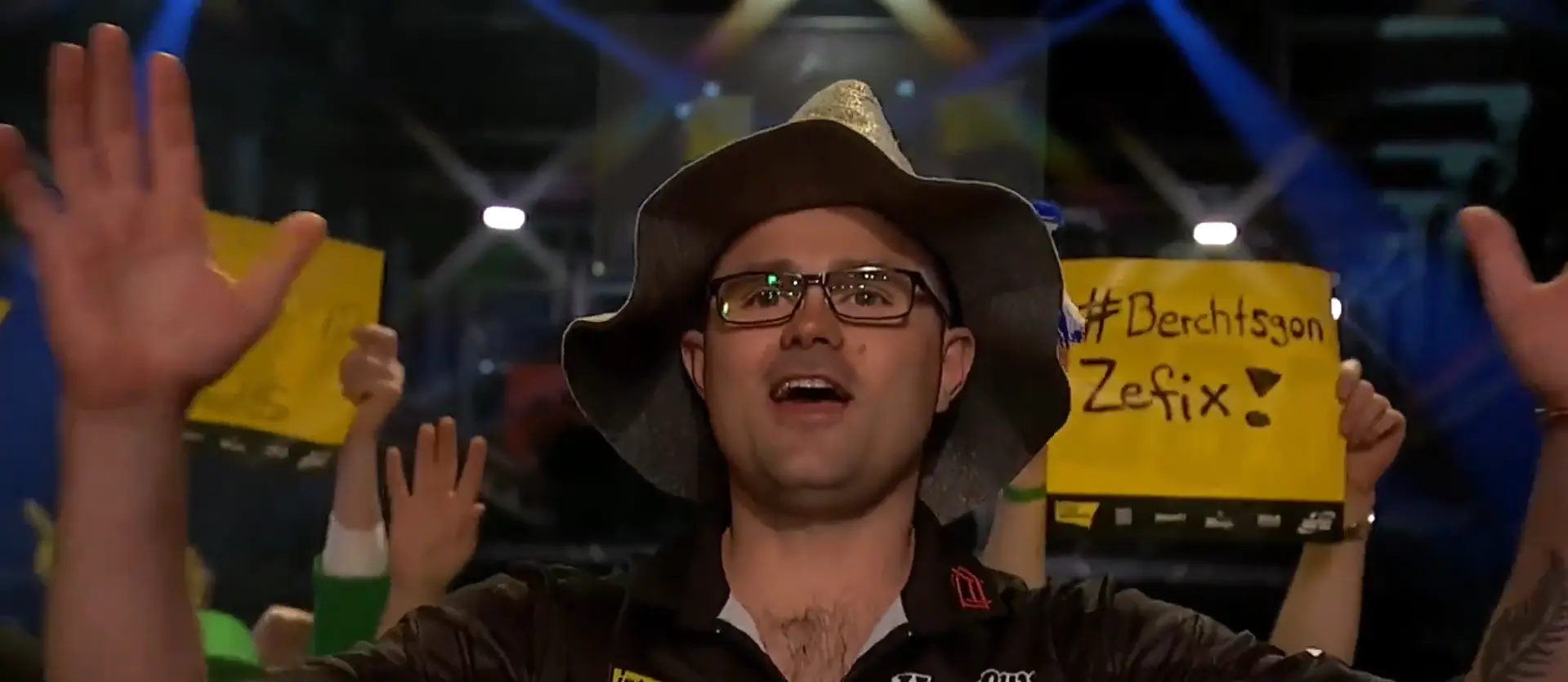 VIDEO: Heta steelt show met bijzondere opkomst tijdens German Darts Grand Prix