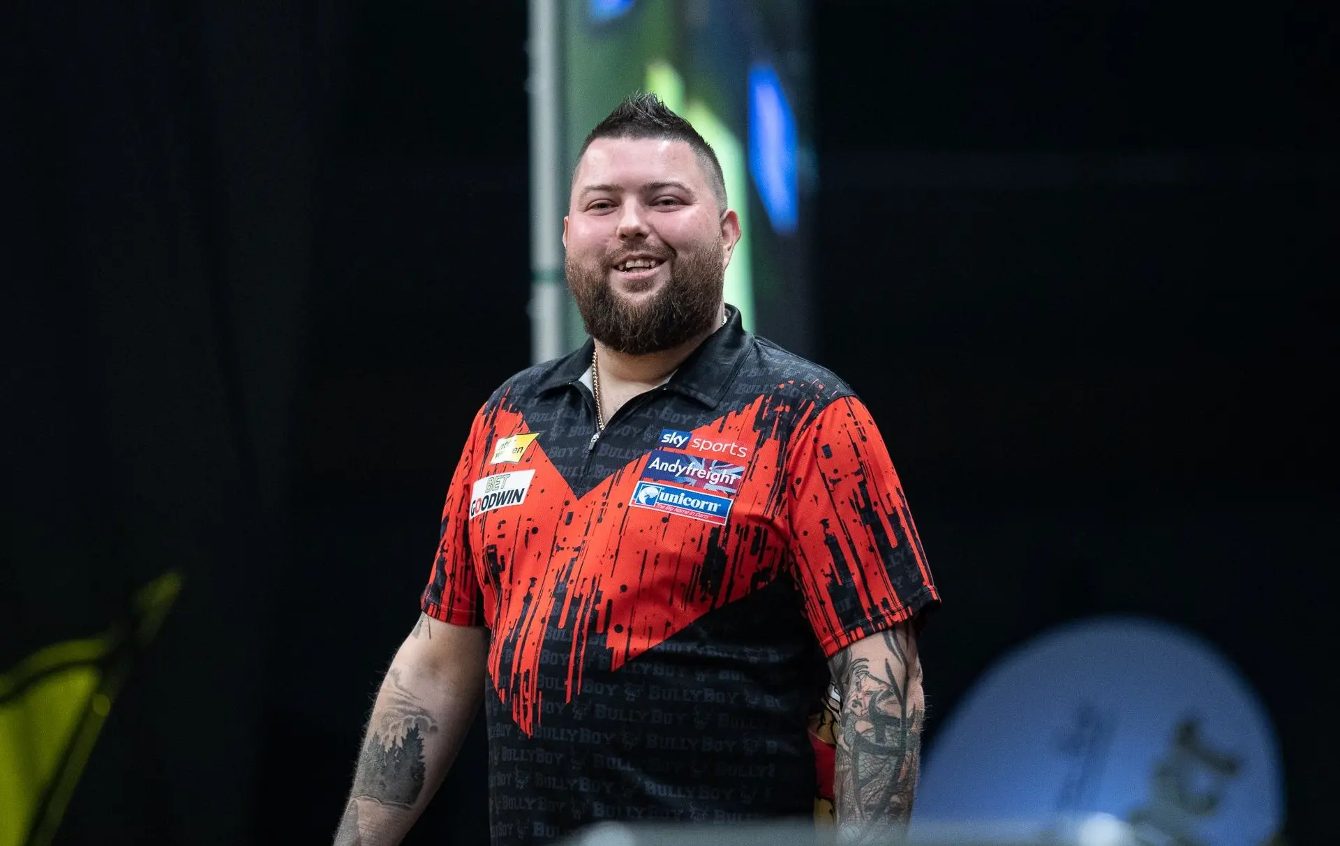 Michael Smith sluit competitiefase in stijl af en verslaat Luke Humphries voor weektitel in Sheffield
