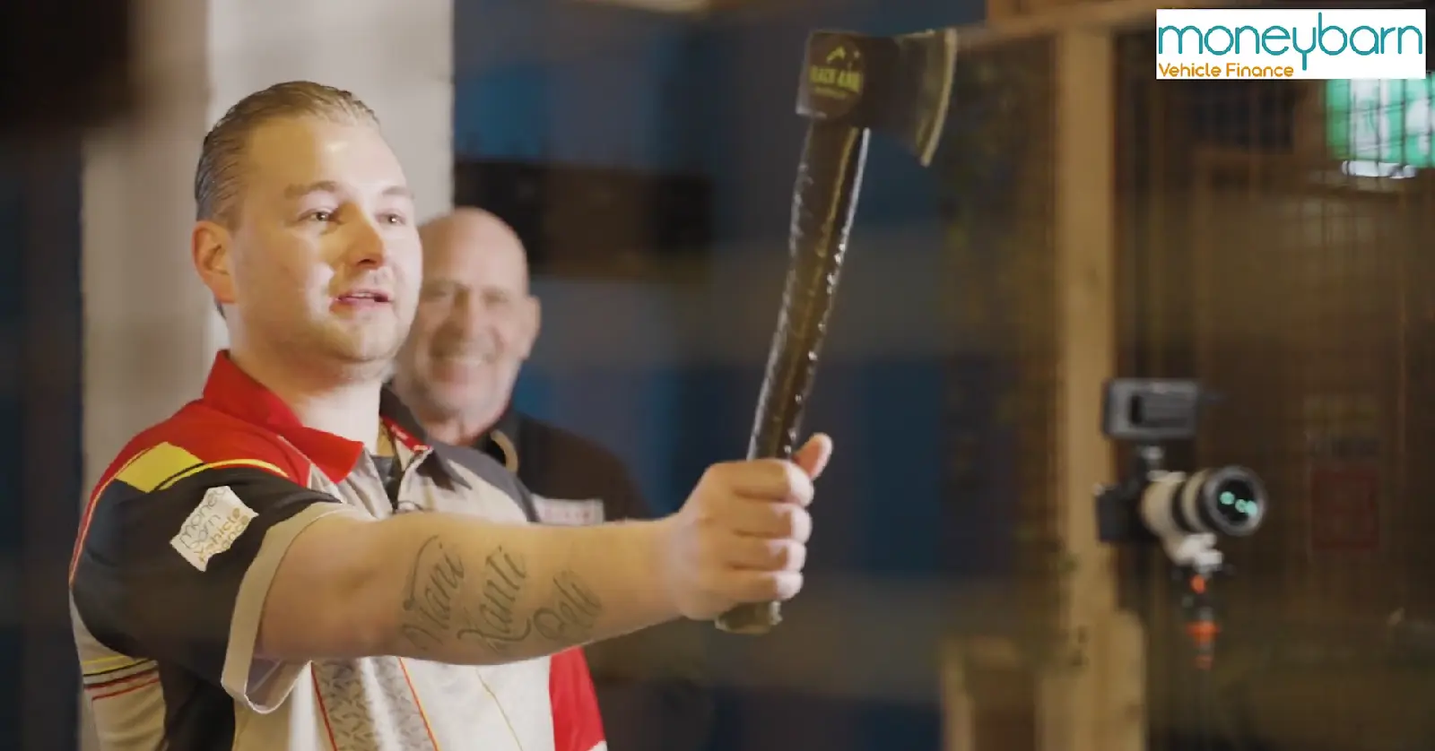 VIDEO: Michael Smith, Dobey en Van den Bergh oefenen hun werptechniek met een hakbijl