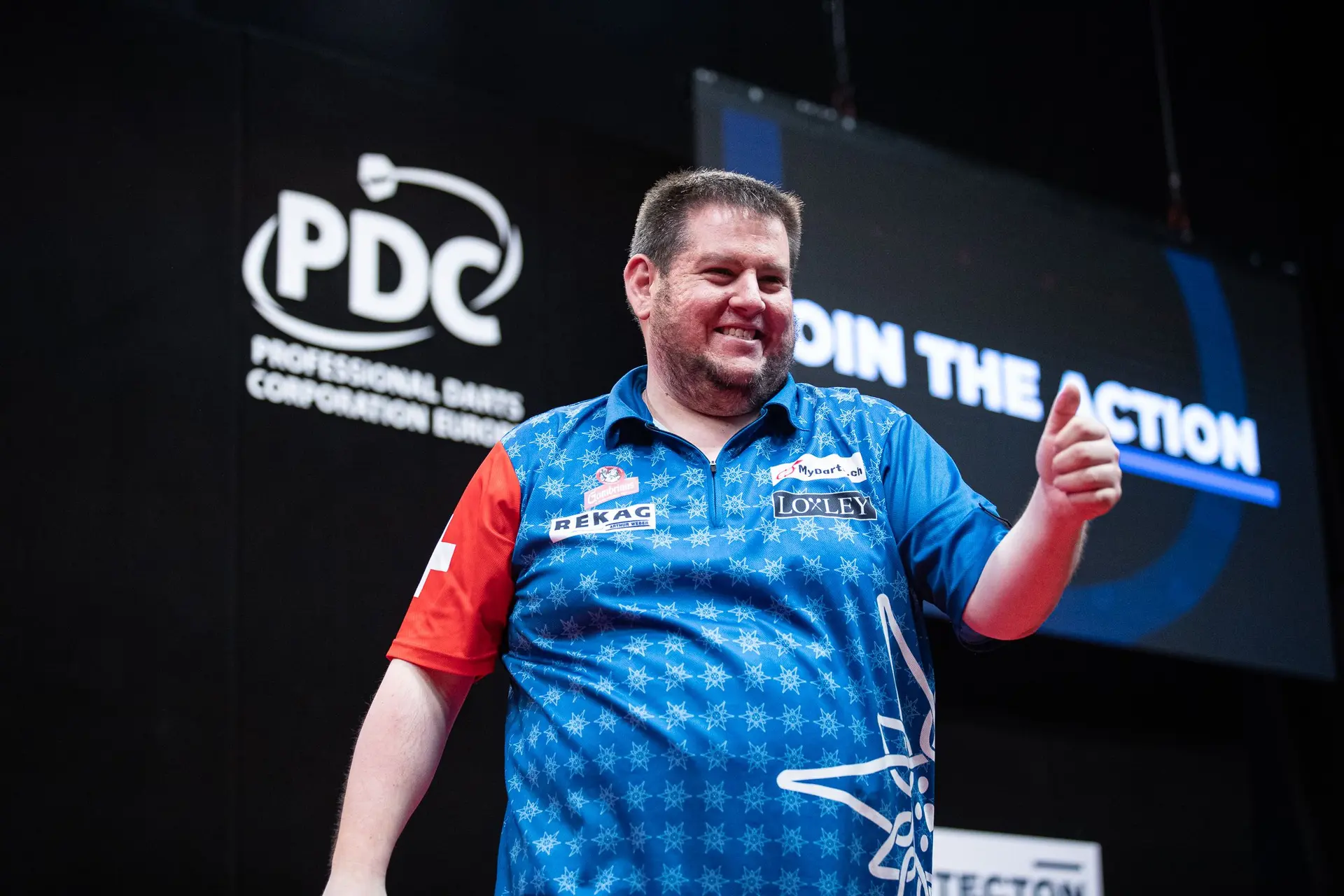 EXCLUSIEF INTERVIEW | Stefan Bellmont trots dat hij eerste Zwitser ooit is op WK Darts: ''Ik moest mijn kansen blijven pakken''