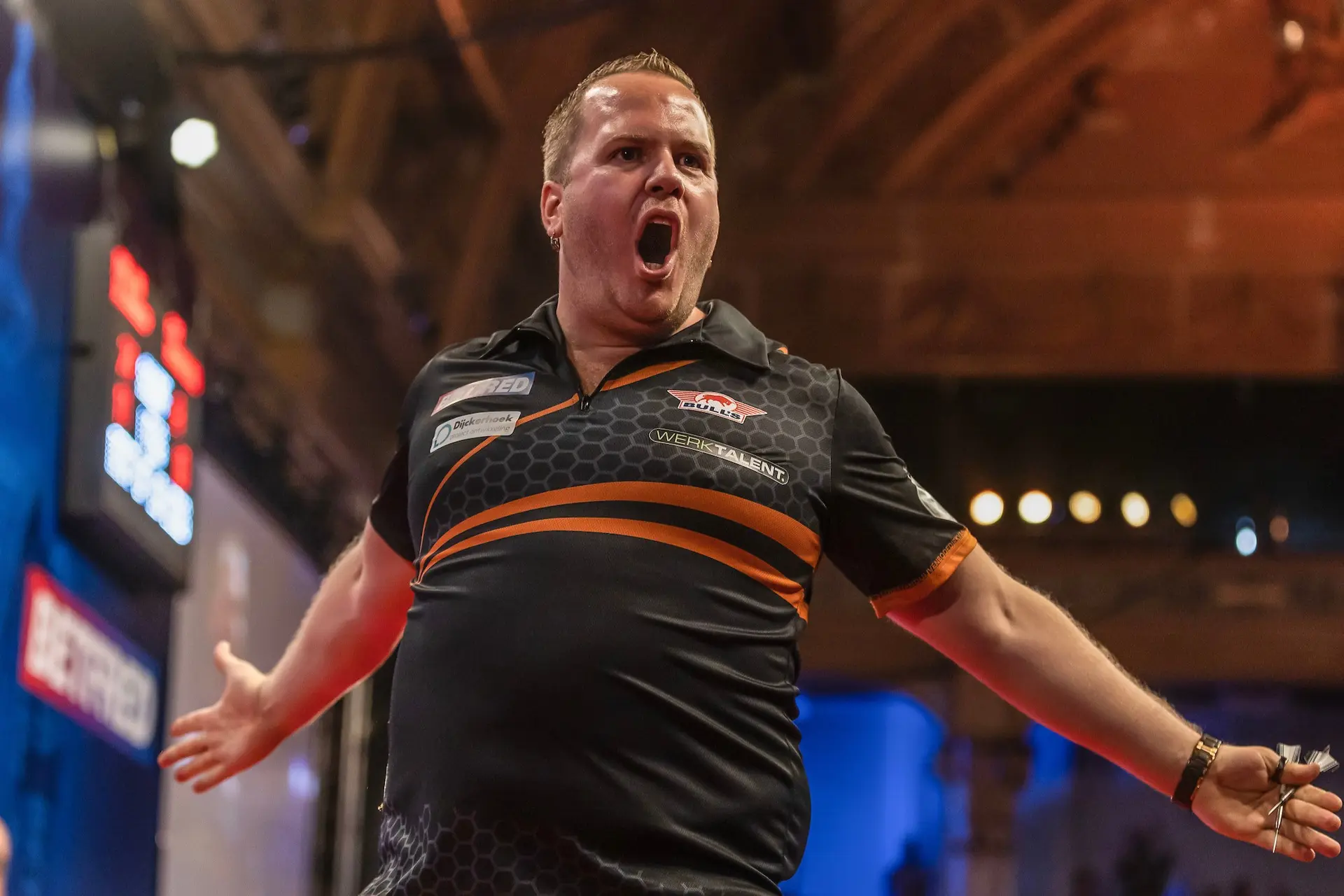 Van Duijvenbode debuteert in top-10 wereldranglijst, Aspinall klimt naar vijfde plek na World Matchplay-titel