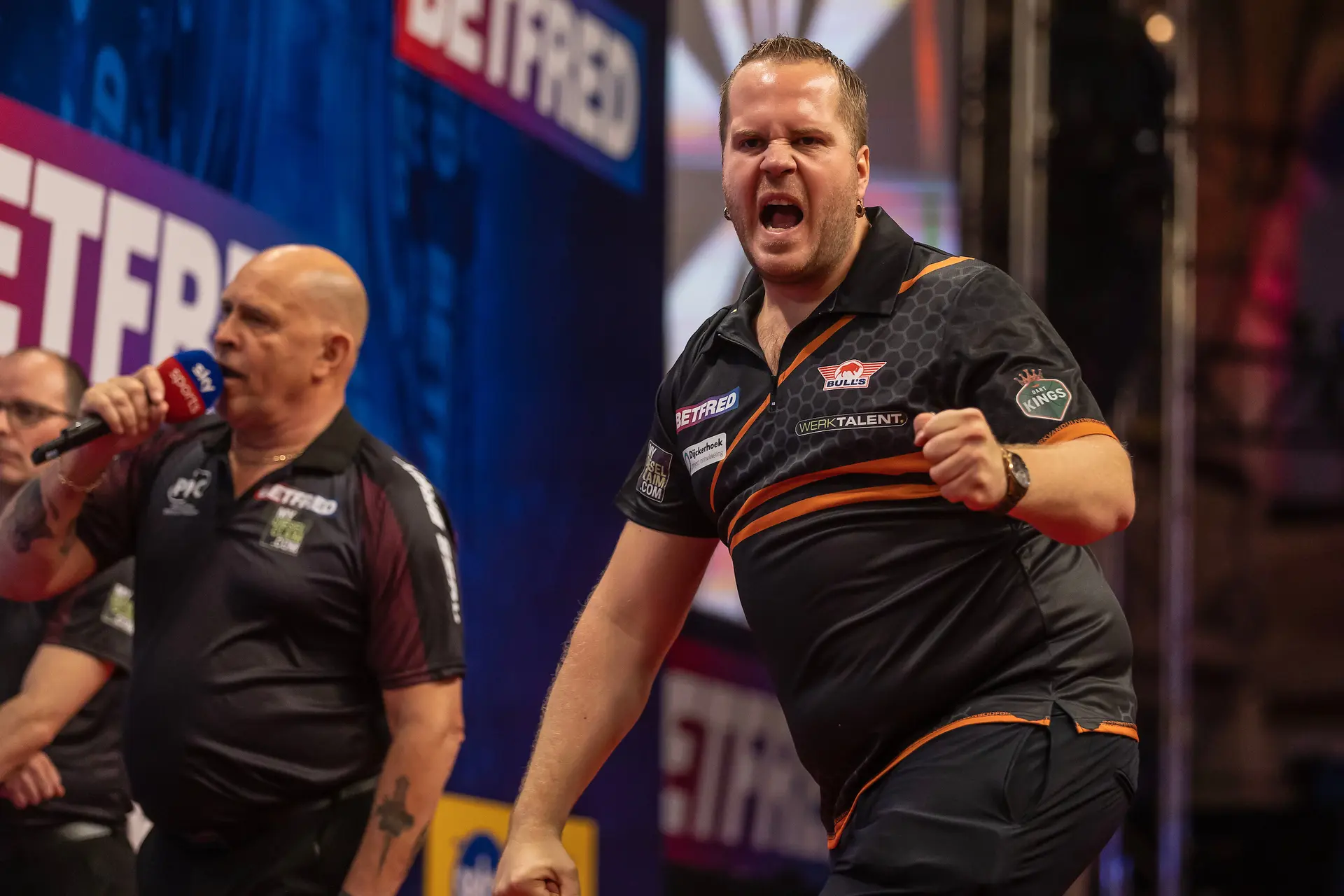 Van Duijvenbode mag dromen van debuut in top-10 wereldranglijst; Van Gerwen heeft tweede plaats weer terug