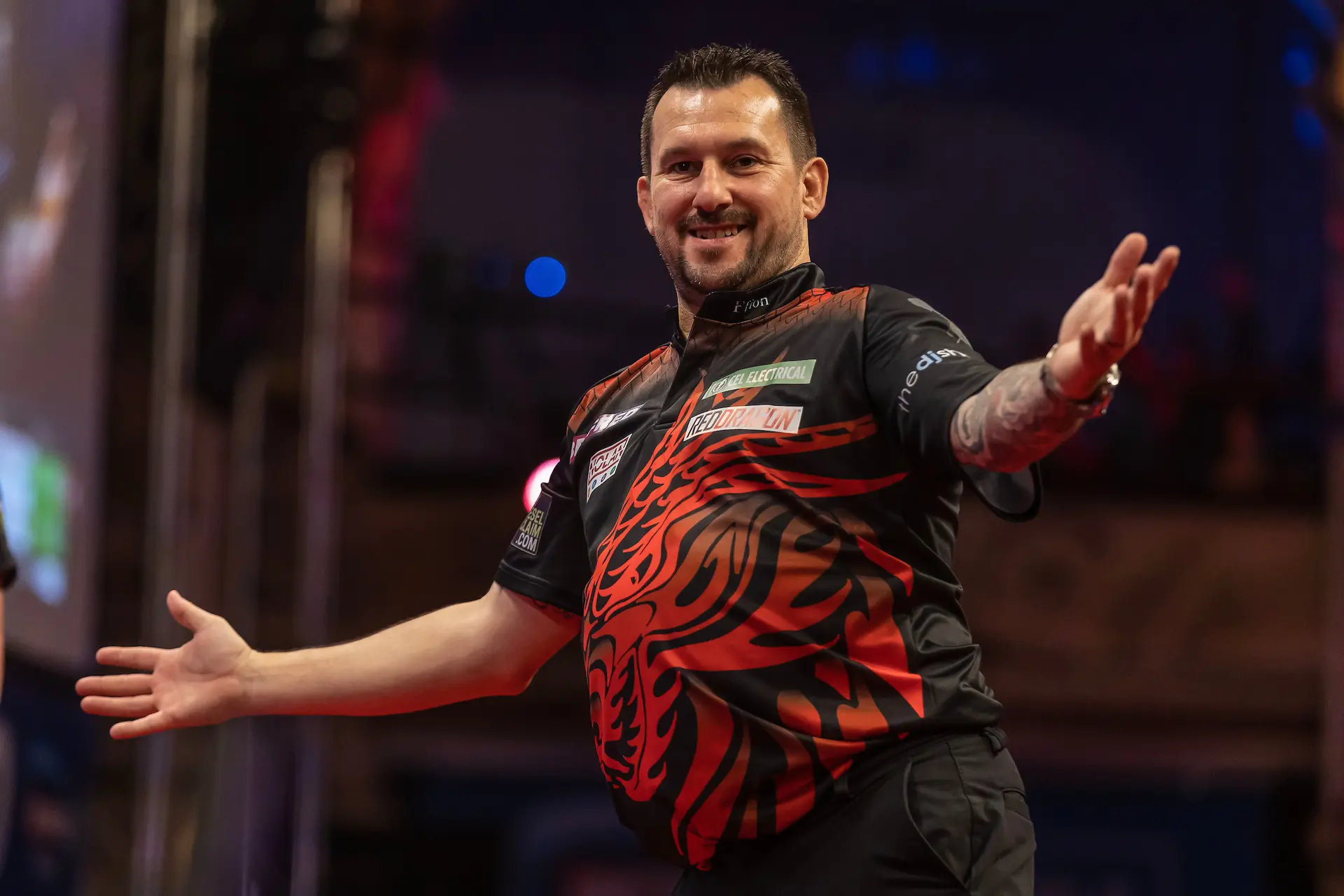 Clayton dankzij half dozijn 100+ finishes naar halve finale op World Matchplay