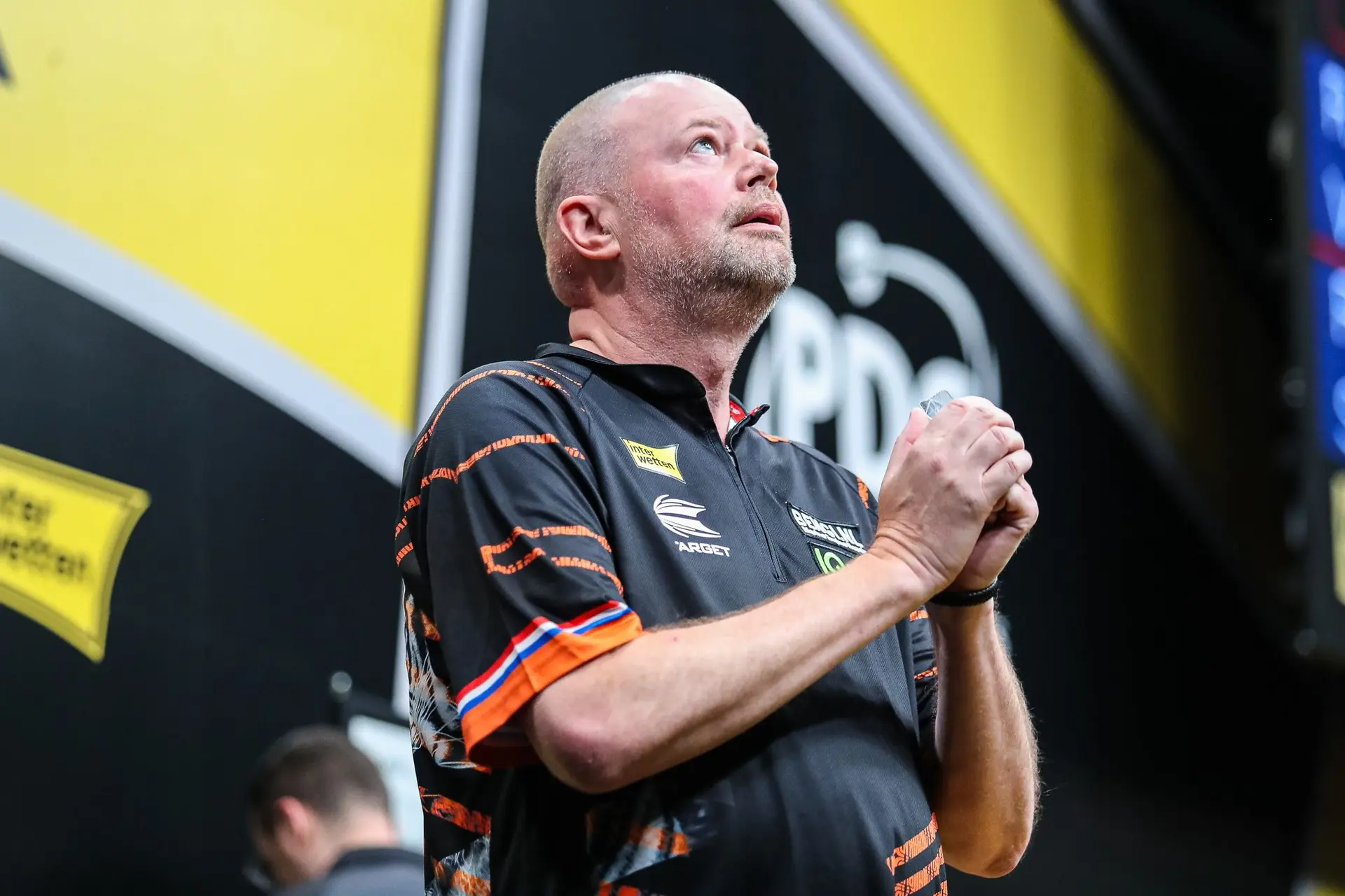 Van Barneveld en Van Duijvenbode maken sprongetje op Euro Tour Order of Merit; Van Veen mag dromen van EK-deelname na kwartfinaleplaats