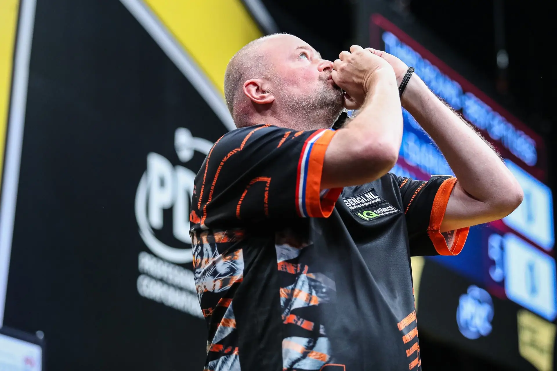 Van Barneveld voor het eerst sinds 2016 naar kwartfinales op Euro Tour