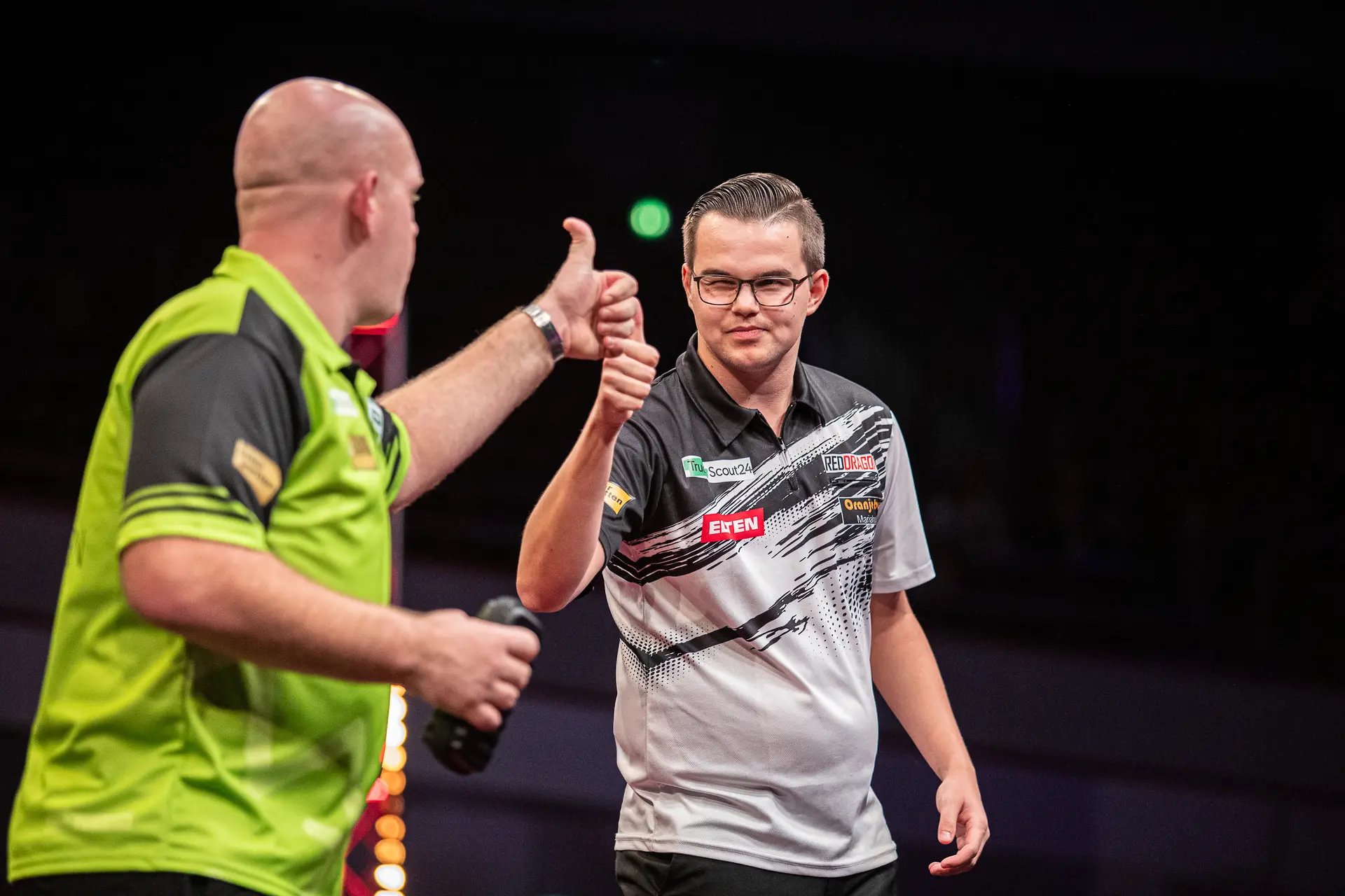 Volop Nederlands succes op het EK Darts: Ontketende Van Veen met 109.92 gemiddeld langs Searle, ook Van Gerwen wint overtuigend van Dobey