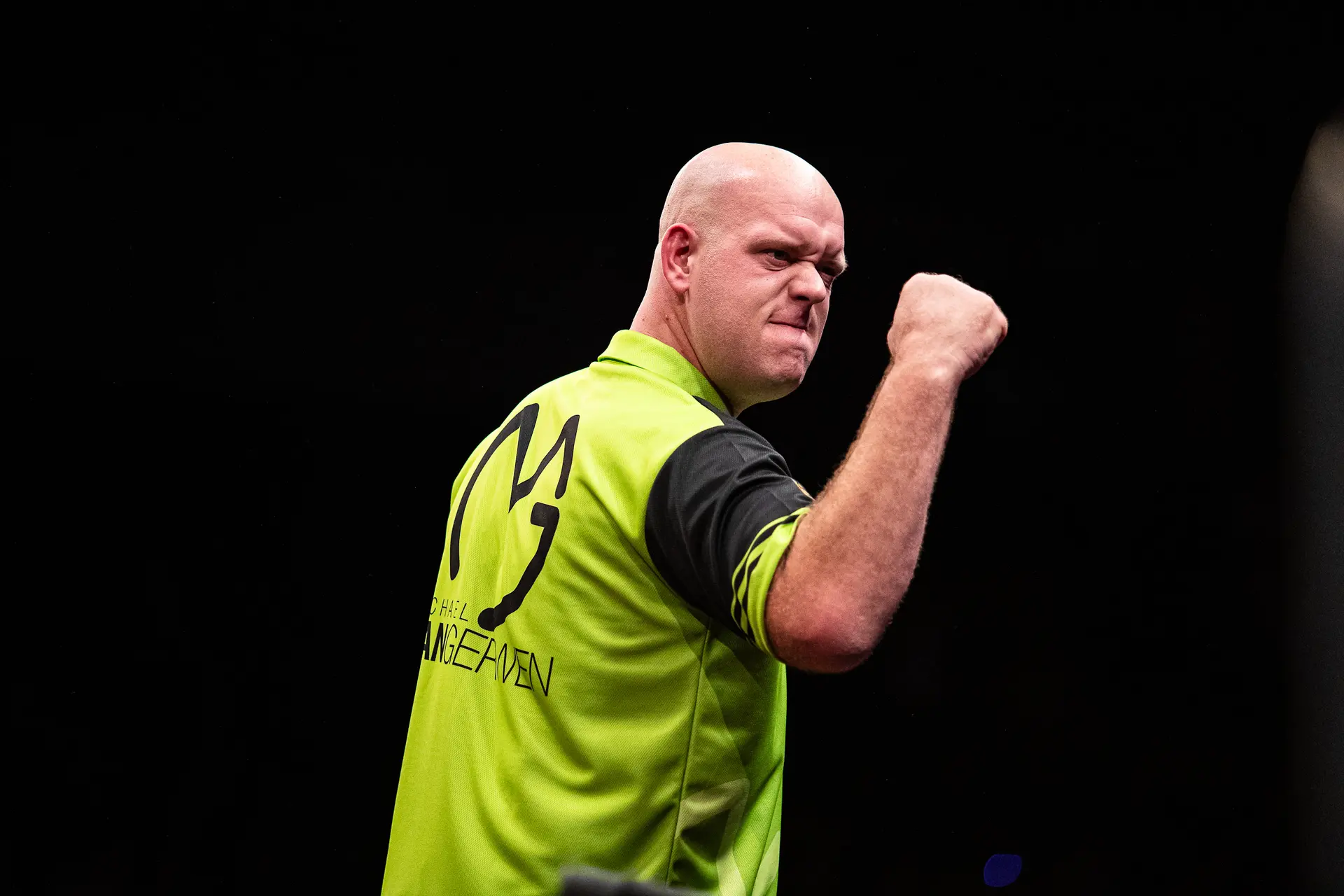 Michael van Gerwen doorstaat Duitse test en zorgt voor Nederlandse clash op EK Darts