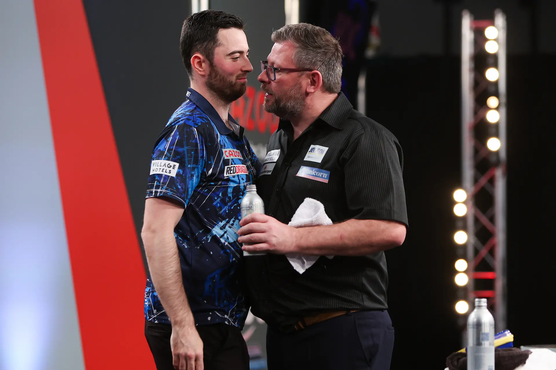 Luke Humphries verwijst op hilarische wijze naar 'fartgate' in felicitatie aan James Wade