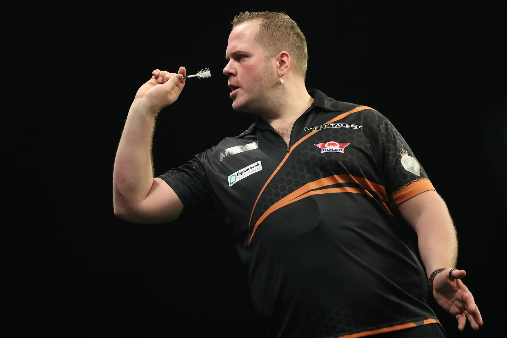 PDC Order of Merit: Searle duwt Van Duijvenbode uit top-20 wereldranglijst, Van Gerwen profiteert nauwelijks van afwezigheid concurrenten