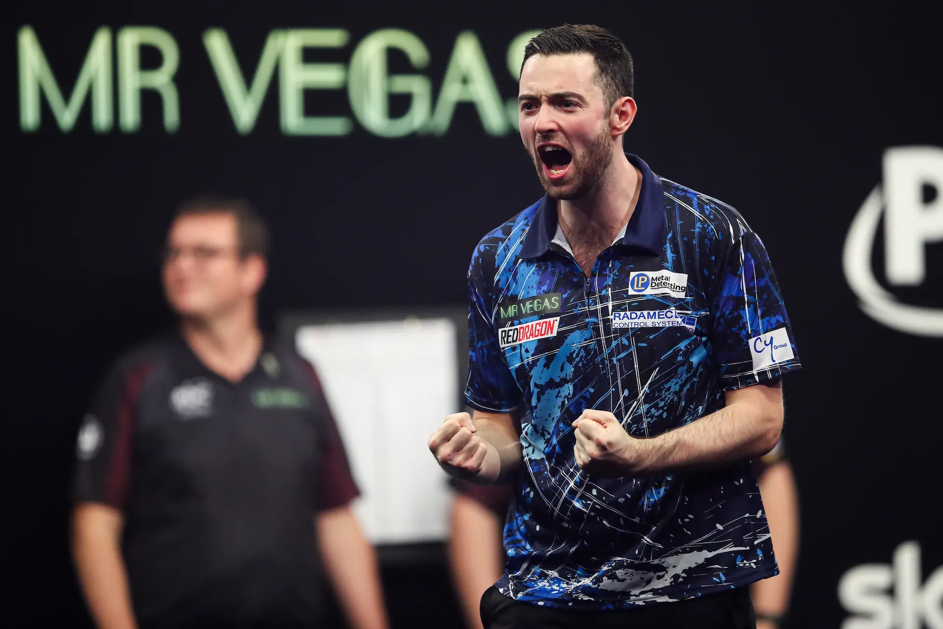 Weergaloze Luke Humphries laat Rob Cross compleet kansloos in de finale van Grand Slam of Darts