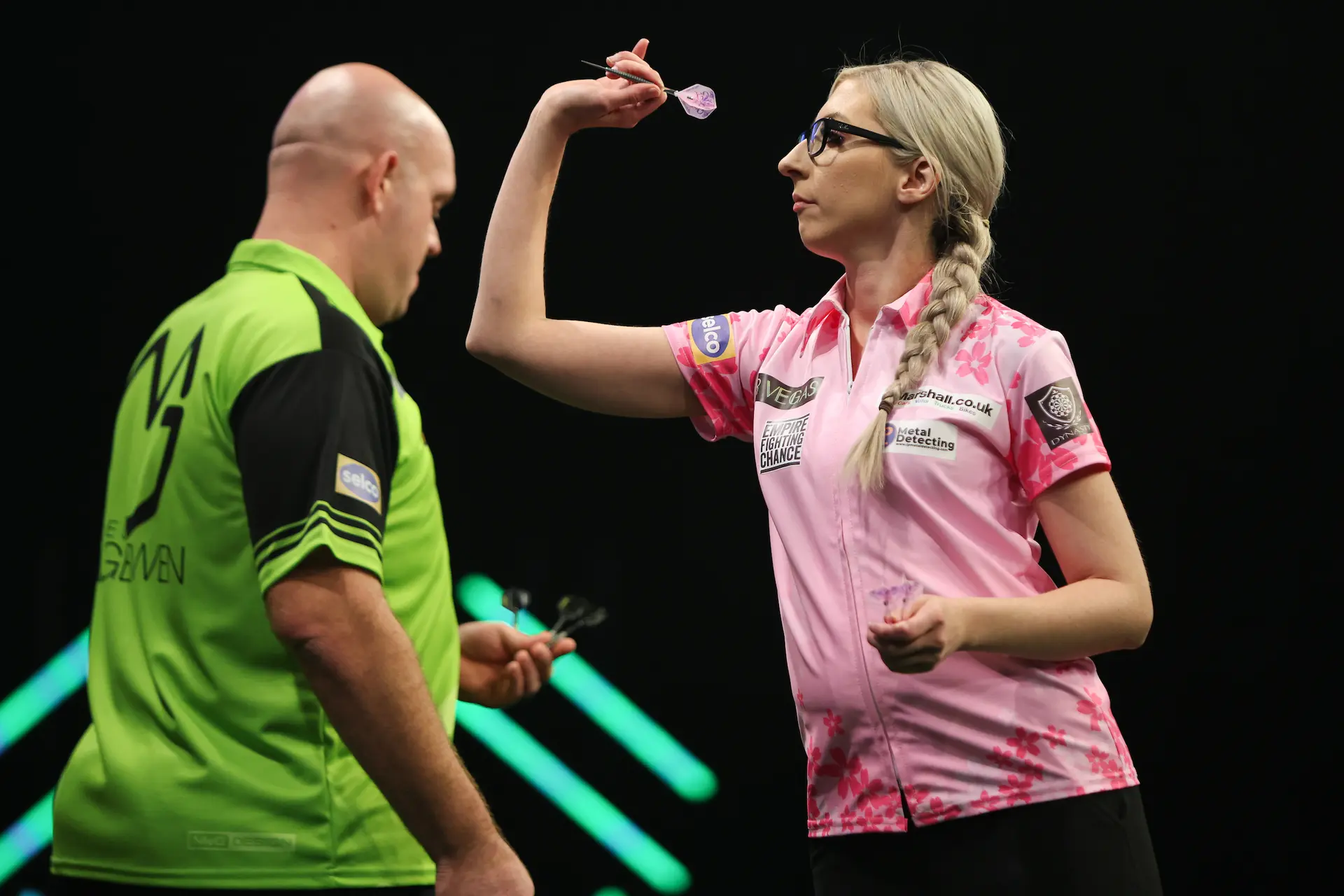 Fallon Sherrock droomt van historische dubbel voor de vrouwen op WK Darts: ''Dat zou vrouwendarts een duwtje in de rug geven''