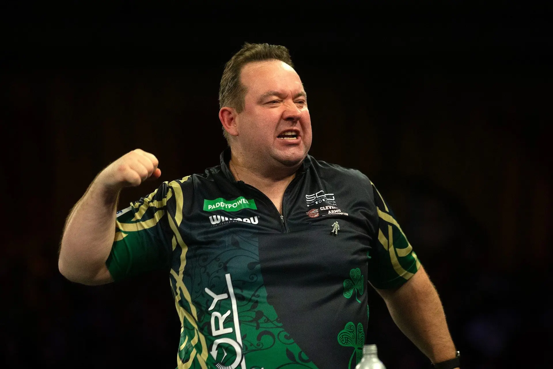Reuzendoder Brendan Dolan vloert ook Gary Anderson op WK Darts