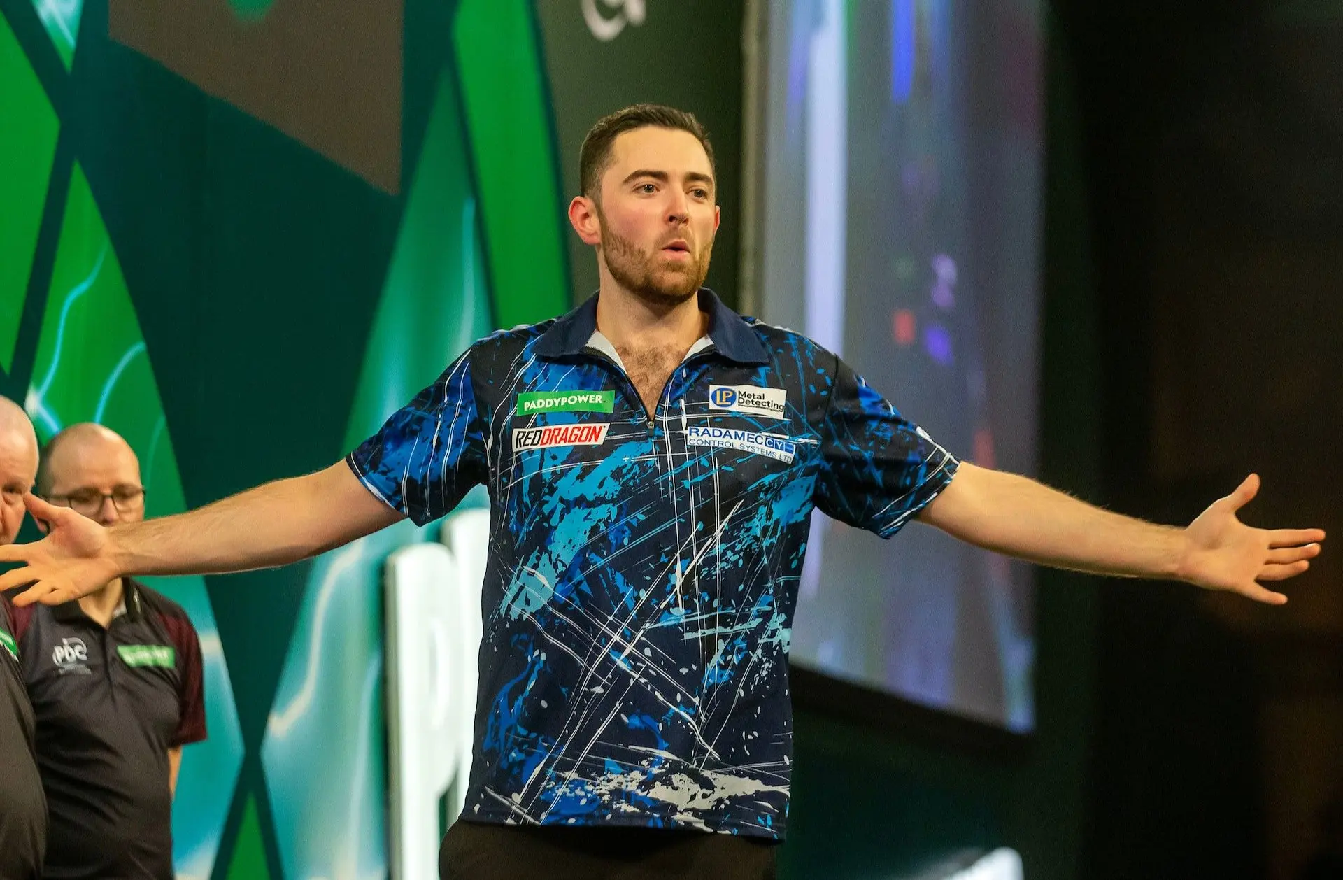 Stand Premier League Darts 2024: Luke Humphries loopt verder uit op Michael van Gerwen na derde weektitel op rij