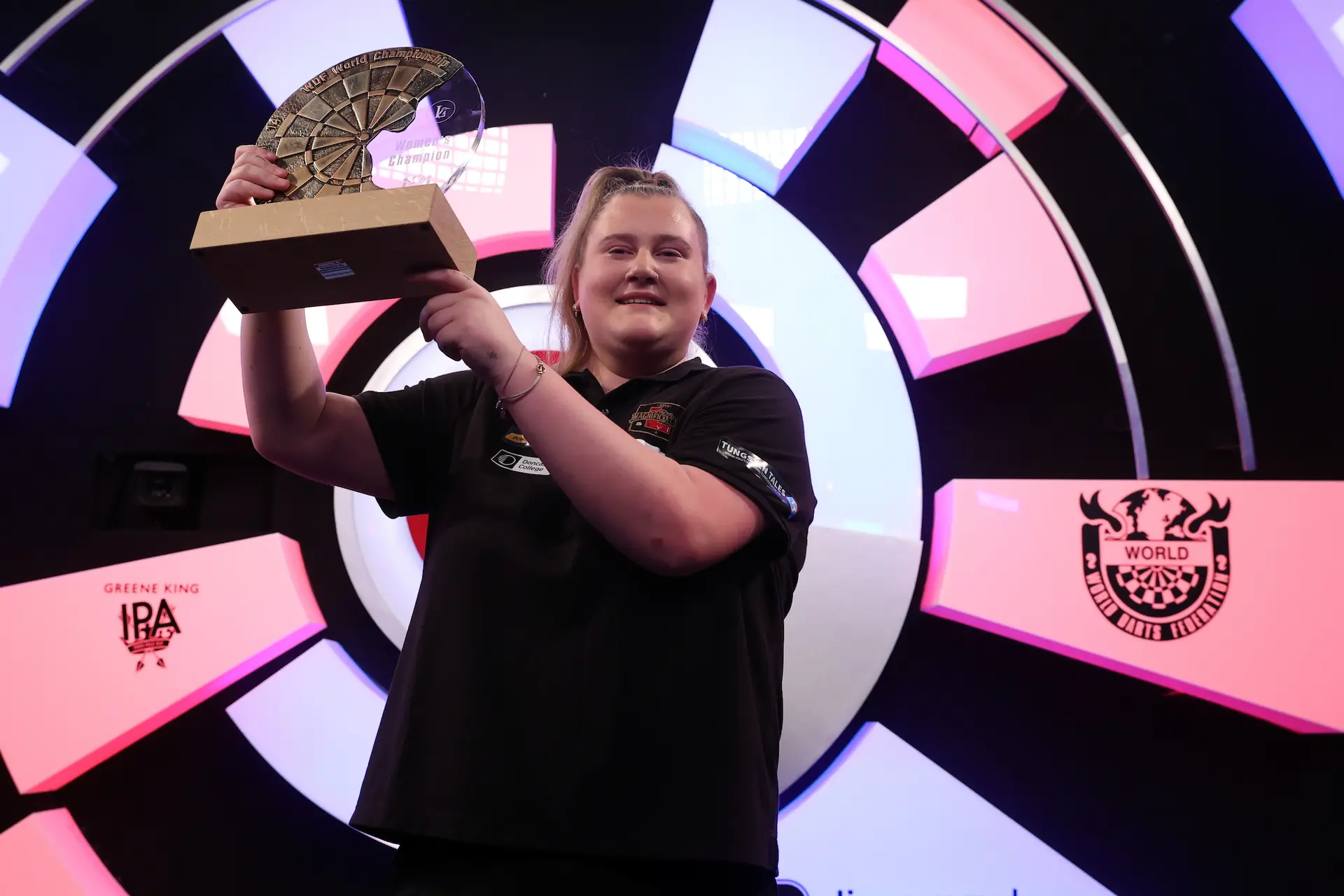 Beau Greaves slaat aanval van Aileen de Graaf af en eist haar tweede wereldtitel op bij de vrouwen op Lakeside