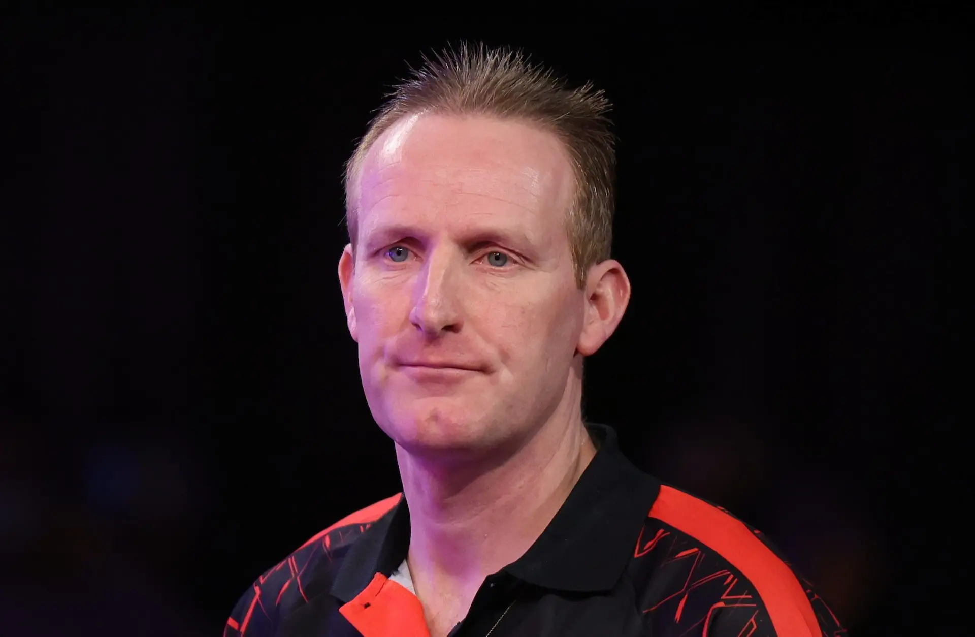 Chris Landman laat zich verrassen door debutant Lok-Yin Lee en is al na een ronde klaar op het WK Darts