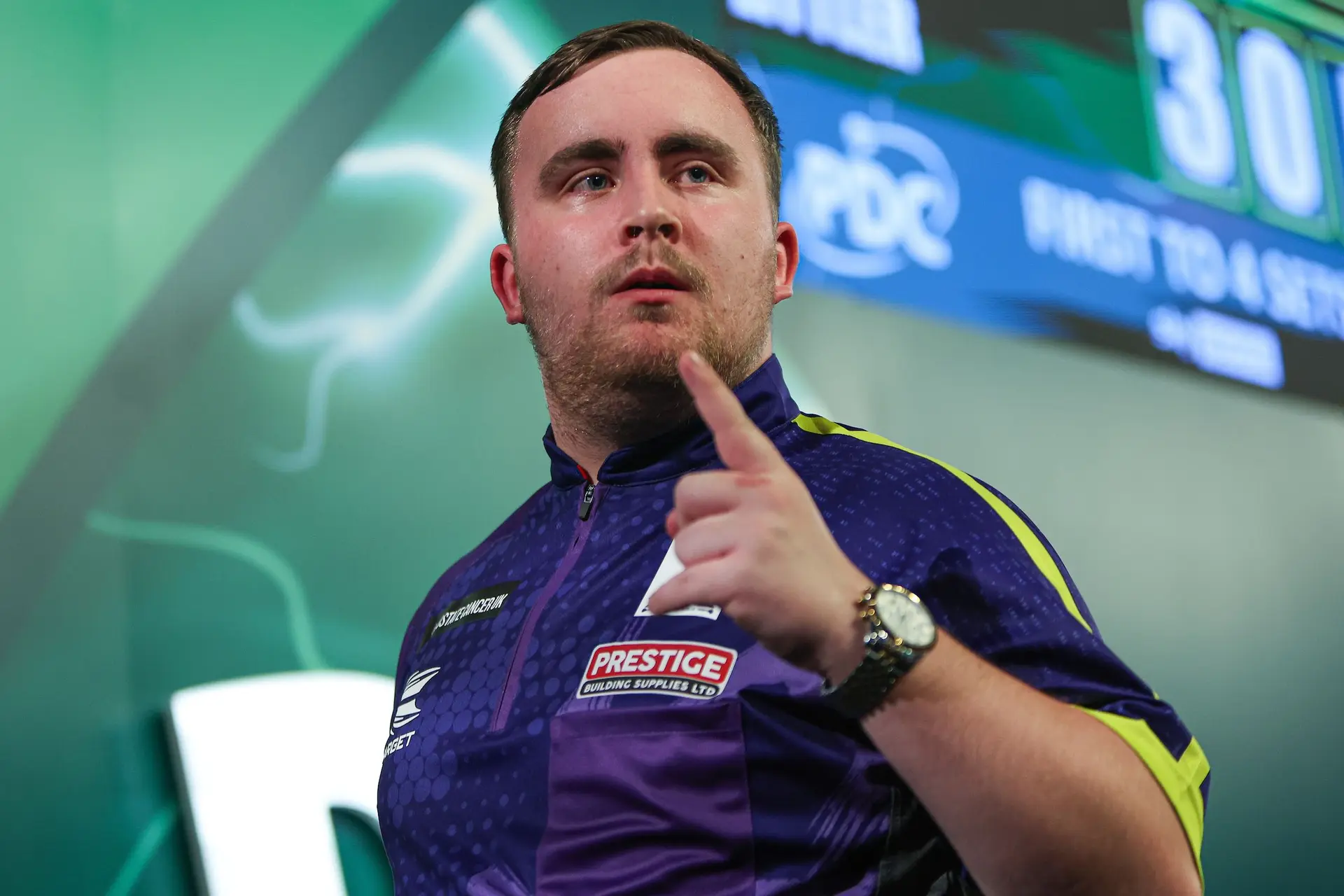 Luke Littler gooit Rob Cross aan gort en haalt als jongste speler ooit de finale op het WK Darts