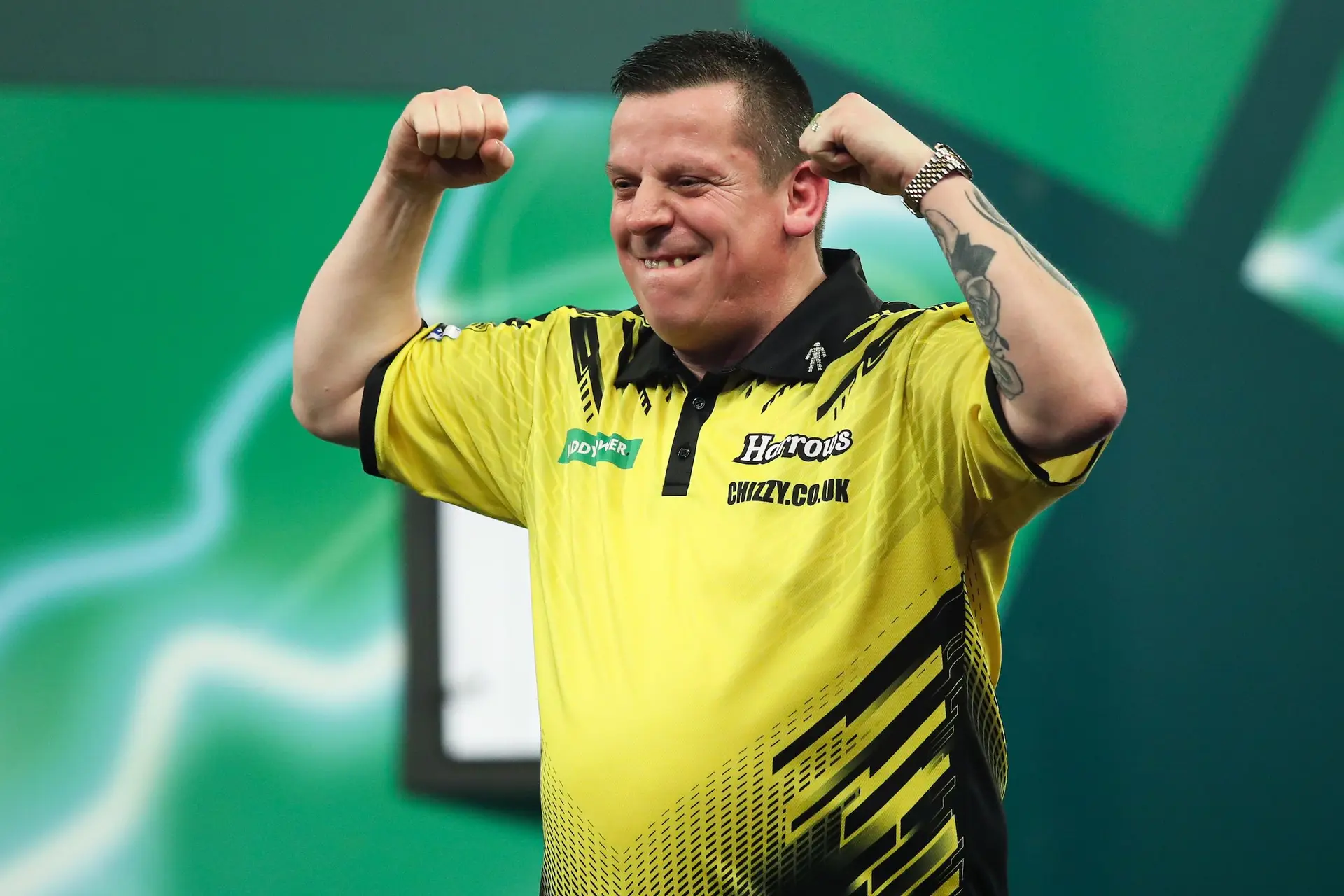 Fenomenale Dave Chisnall gooit 109 gemiddeld en zes 180's in overwinning op Martin Schindler; Ook Damon Heta stroomt door naar de tweede ronde van de Masters