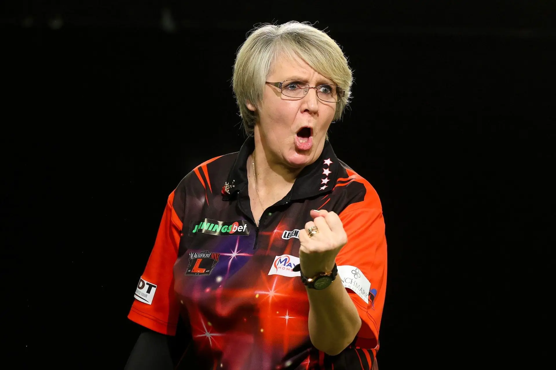 Lisa Ashton wint haar eerste Women's World Matchplay-titel na negen gemiste matchdarts van Fallon Sherrock