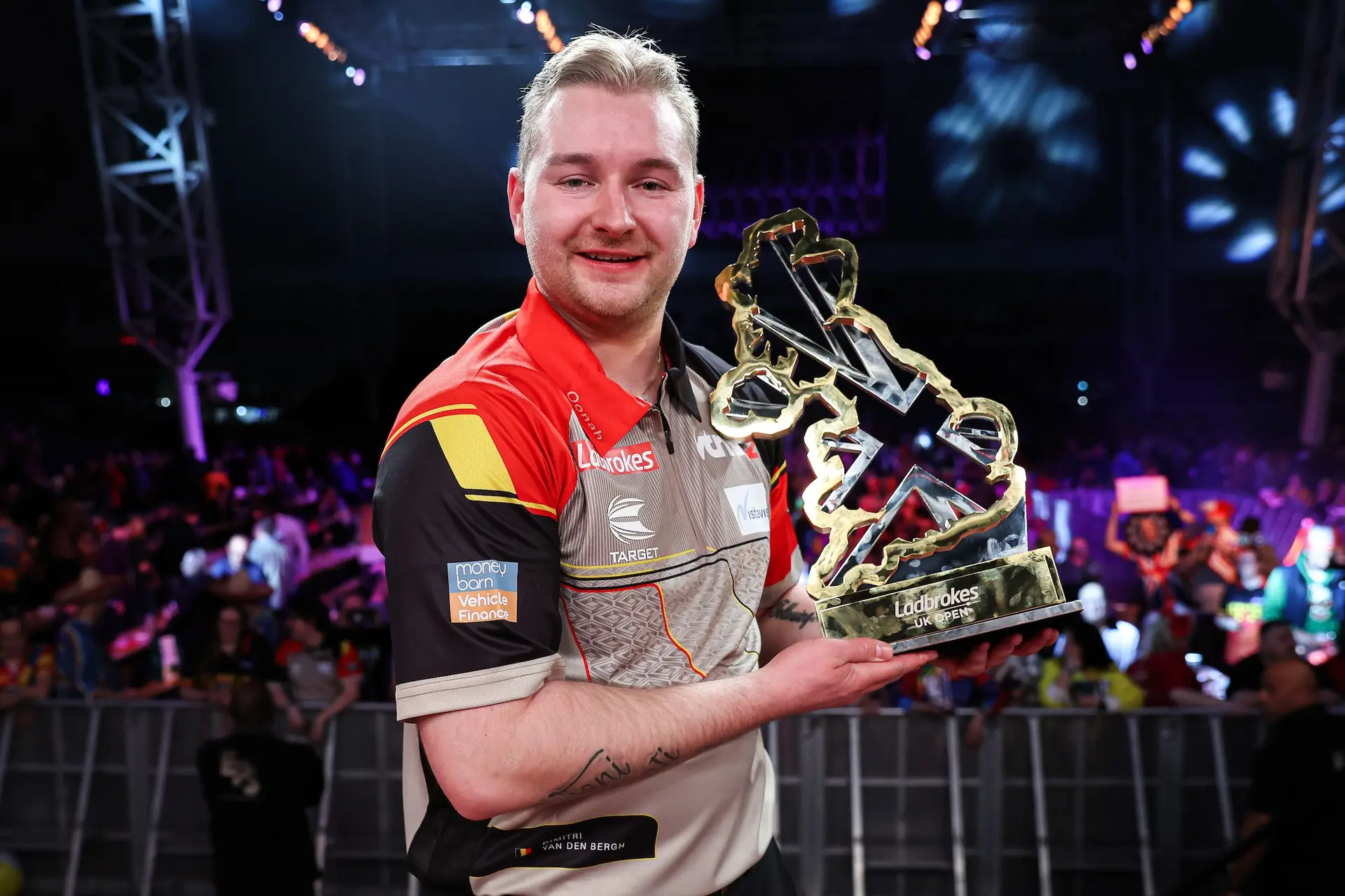"Nooit gepanikeerd na die gemiste matchdarts" - Dimitri Van den Bergh lovend over samenwerking met sportpsycholoog