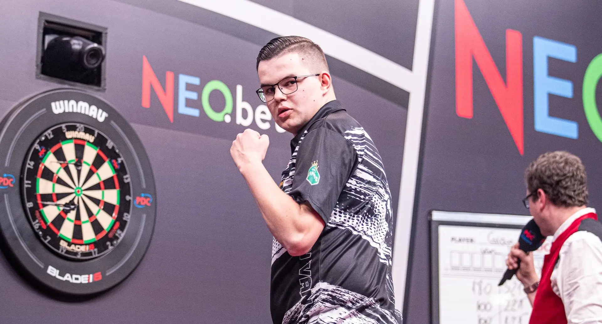 Gian van Veen is Raymond van Barneveld op de International Darts Open opnieuw de baas