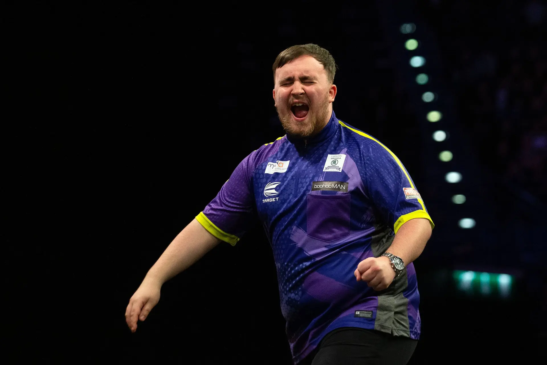 Luke Littler overklast Michael Smith en is eerste finalist in Premier League Darts