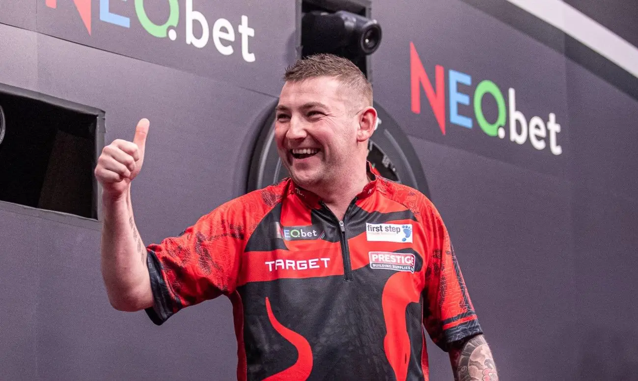 VIDEO: Nathan Aspinall probeert allerlei Duitse spreuken uit te spreken