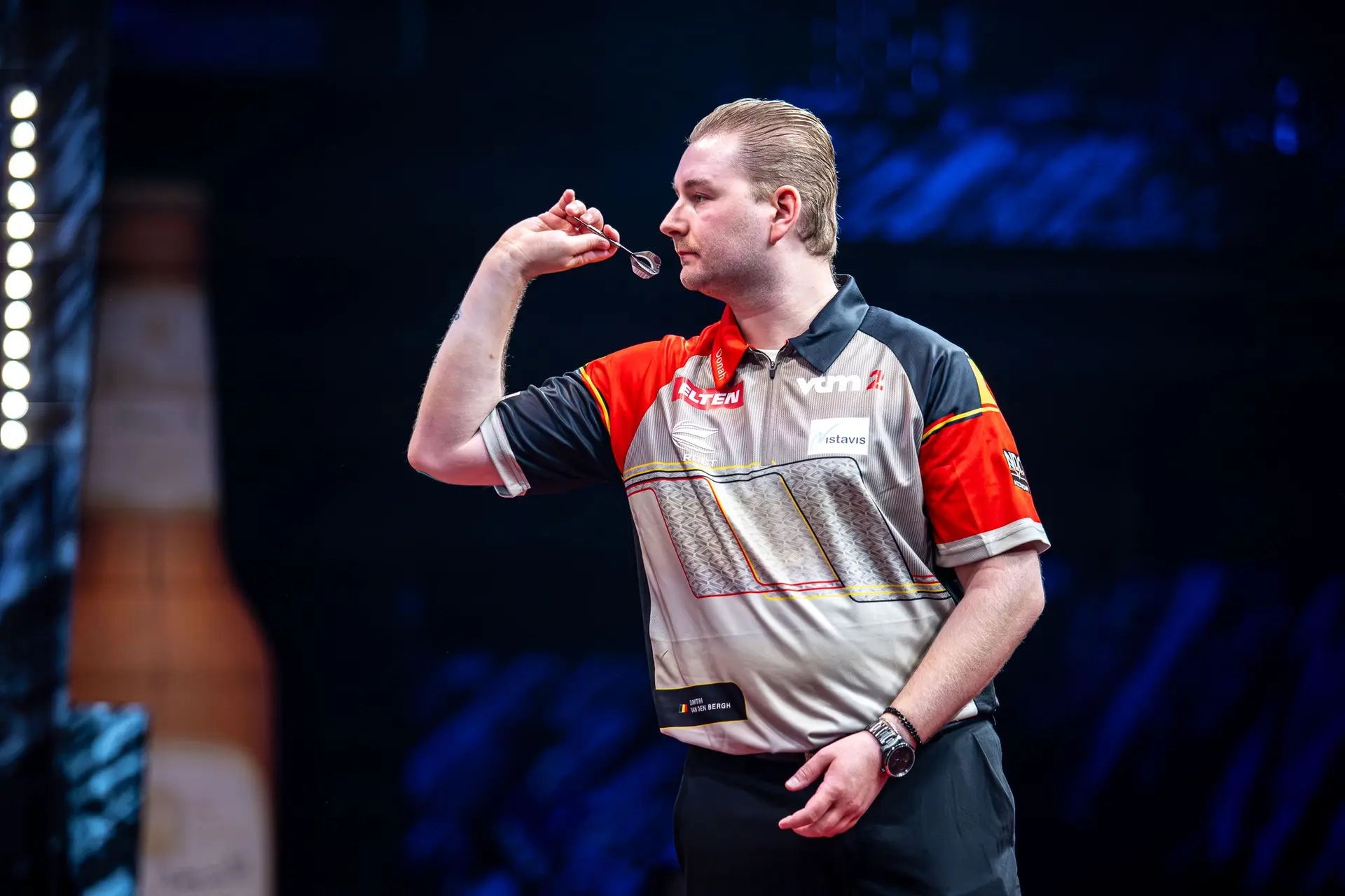 "Ik gedraag me professioneel op het podium, maar vooraf praten zullen we niet doen" - Dimitri Van den Bergh over vete met Kim Huybrechts