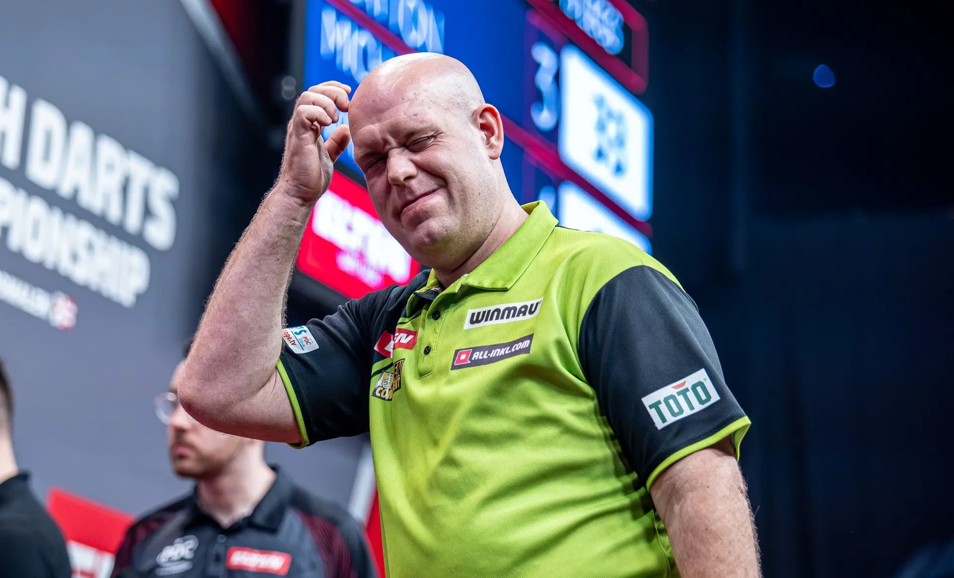 Michael van Gerwen uitgeschakeld op Dutch Darts Championship na bizarre halve finale
