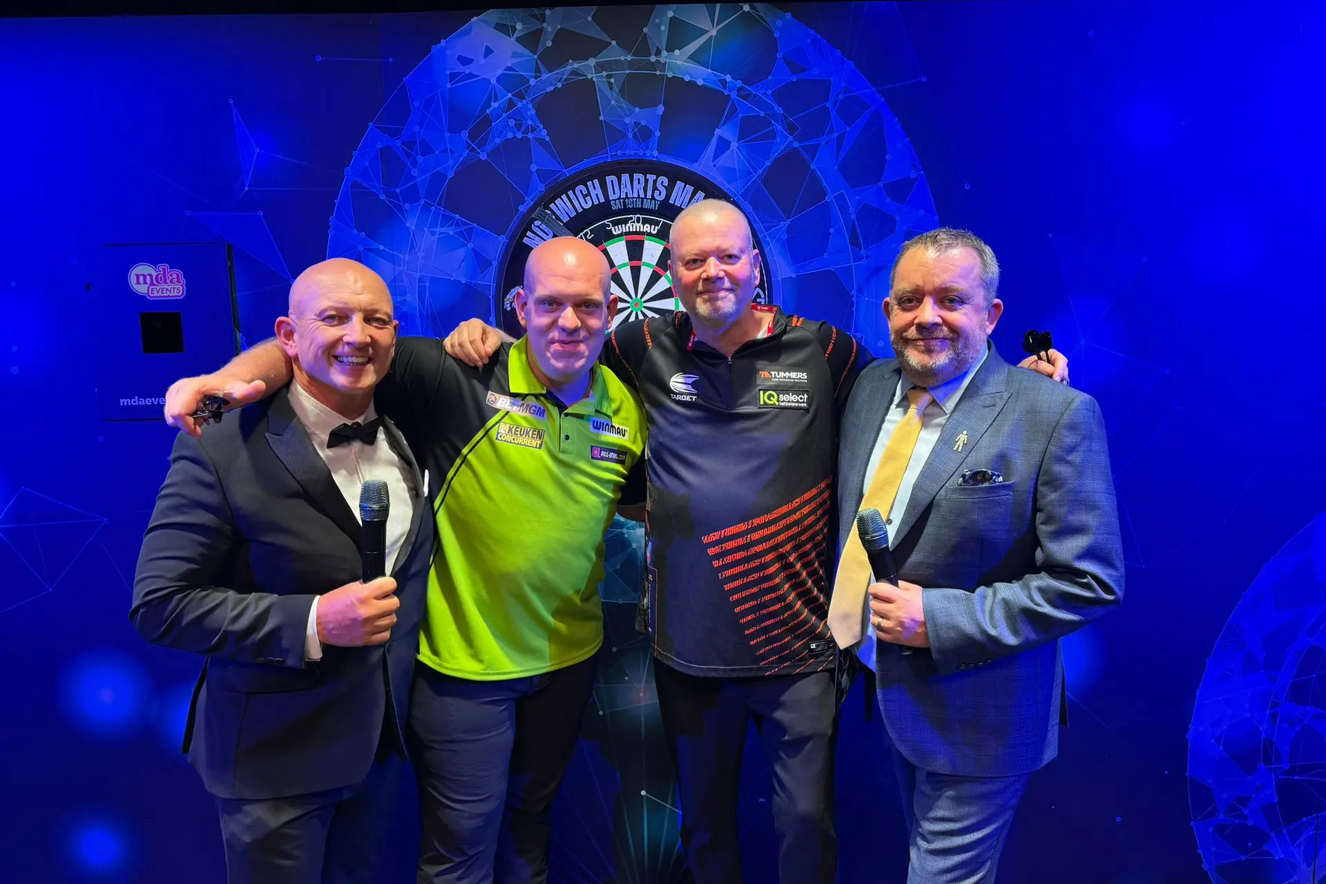Michael van Gerwen verslaat Raymond van Barneveld na spectaculaire demonstratiewedstrijd in Norwich