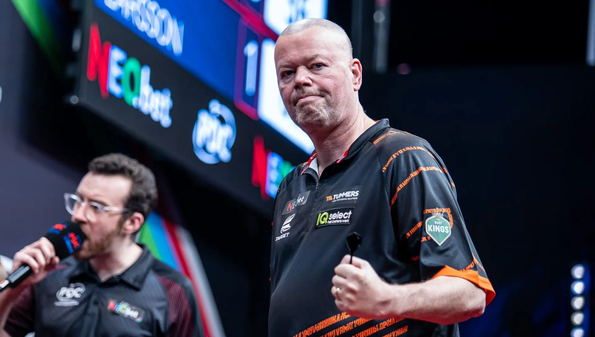 Raymond van Barneveld met zwaarbevochten zege op Krzysztof Ratajski naar tweede ronde in Leverkusen