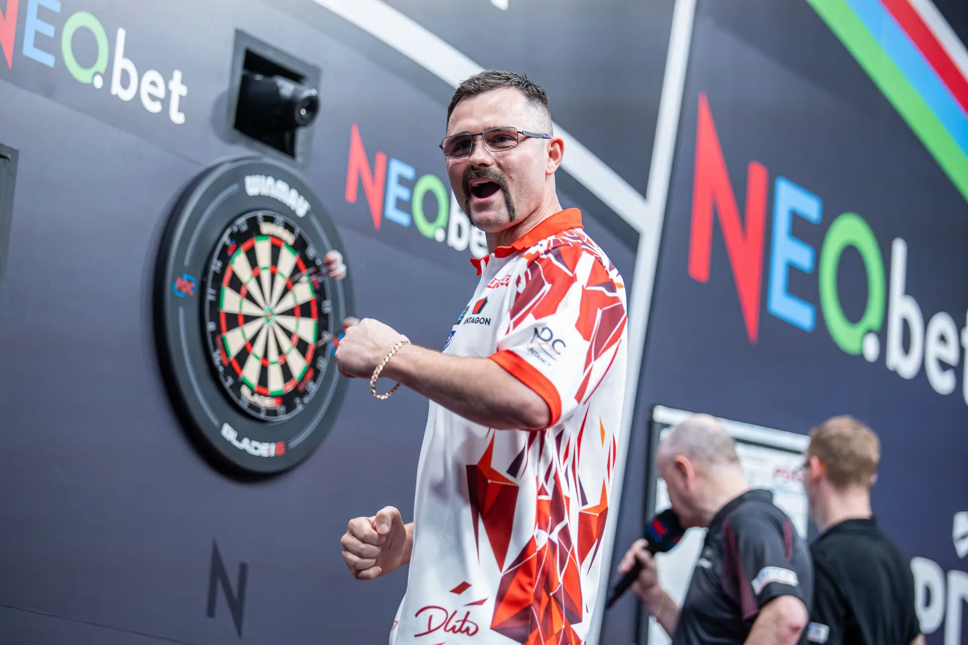 Boris Krcmar en Damon Heta stromen door naar de volgende ronde van de World Series of Darts Finals