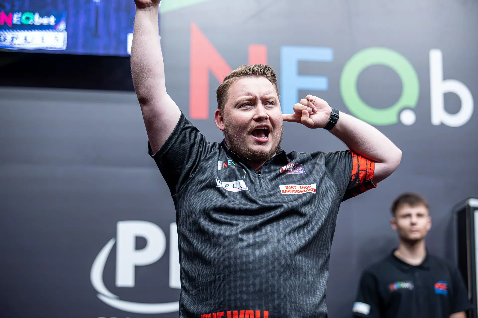 Martin Schindler rekent in eerste ronde World Grand Prix af met Brendan Dolan; Ryan Joyce is te sterk voor Josh Rock