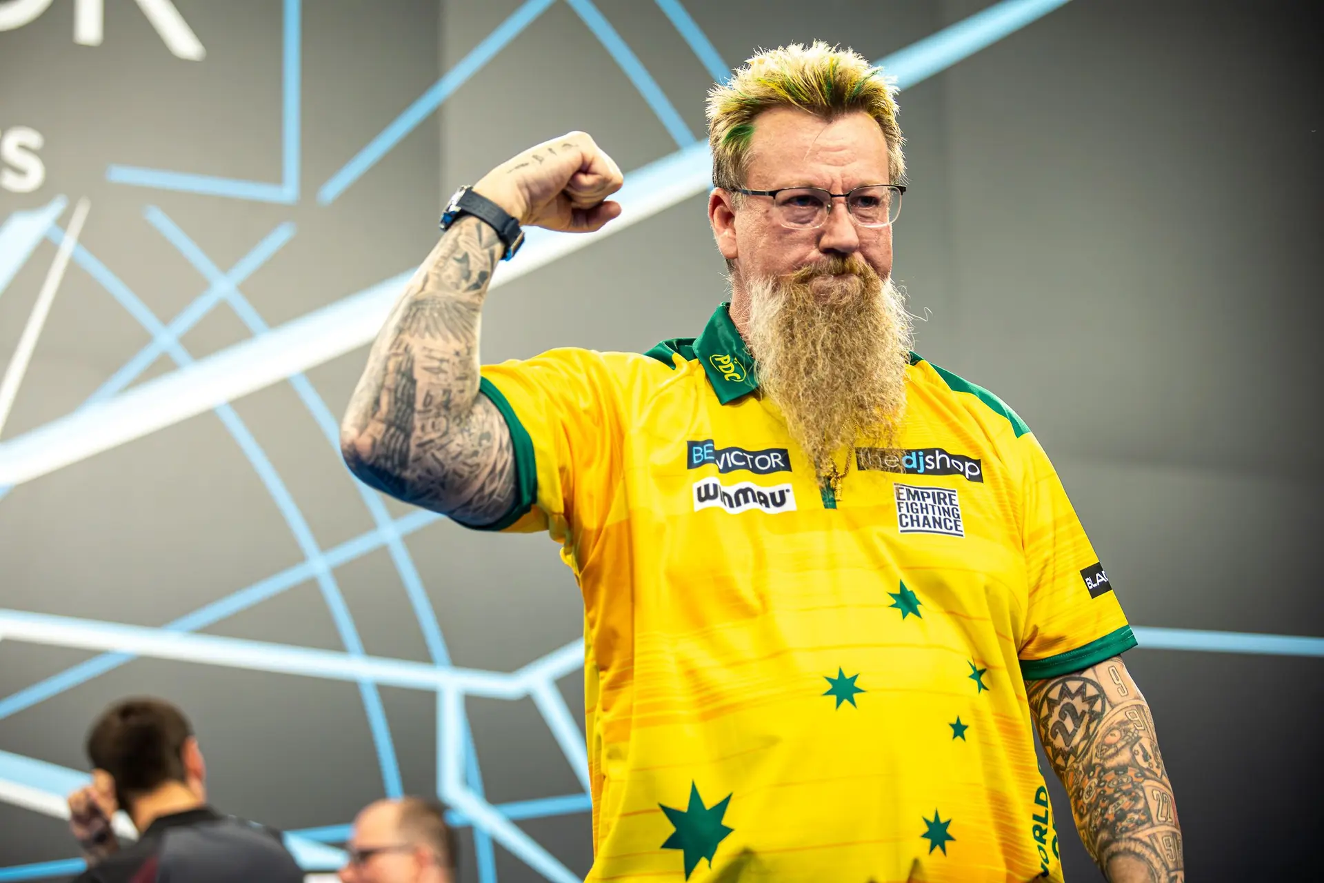 Simon Whitlock balt zijn vuist richting het publiek met zijn rechterarm.