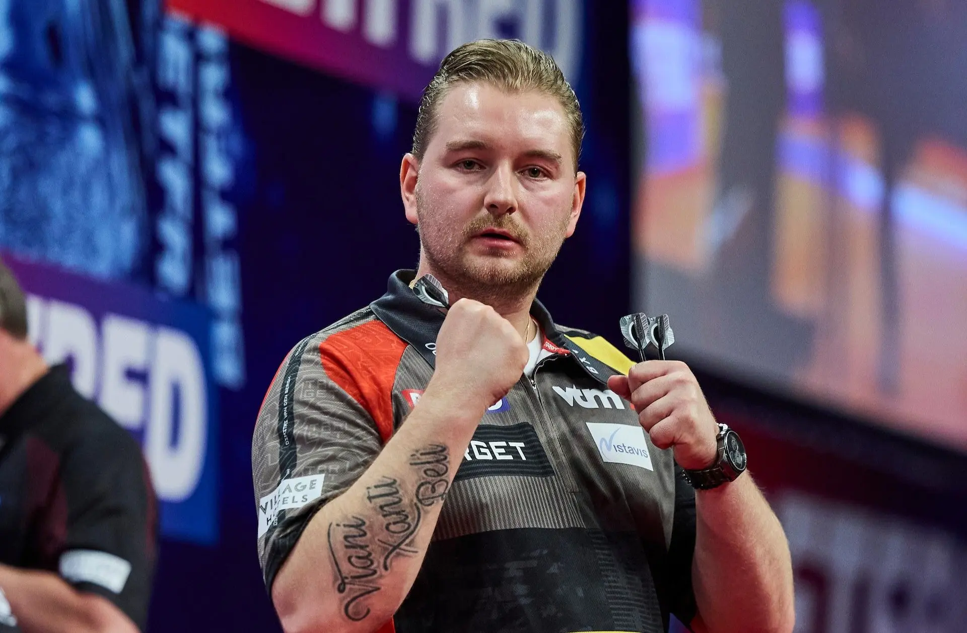 "Dat vertragen doet hij niet met opzet" - Dimitri van den Bergh wordt in bescherming genomen door Sky Sports-presentatrice Emma Paton