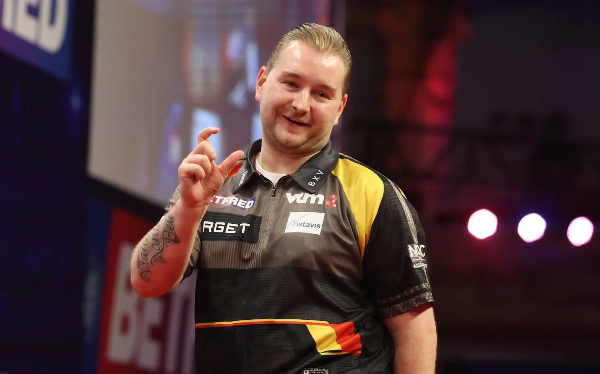 VIDEO: Dimitri Van den Bergh treurt niet lang om uitschakeling op World Matchplay en geeft het beste van zichzelf op de dansvloer