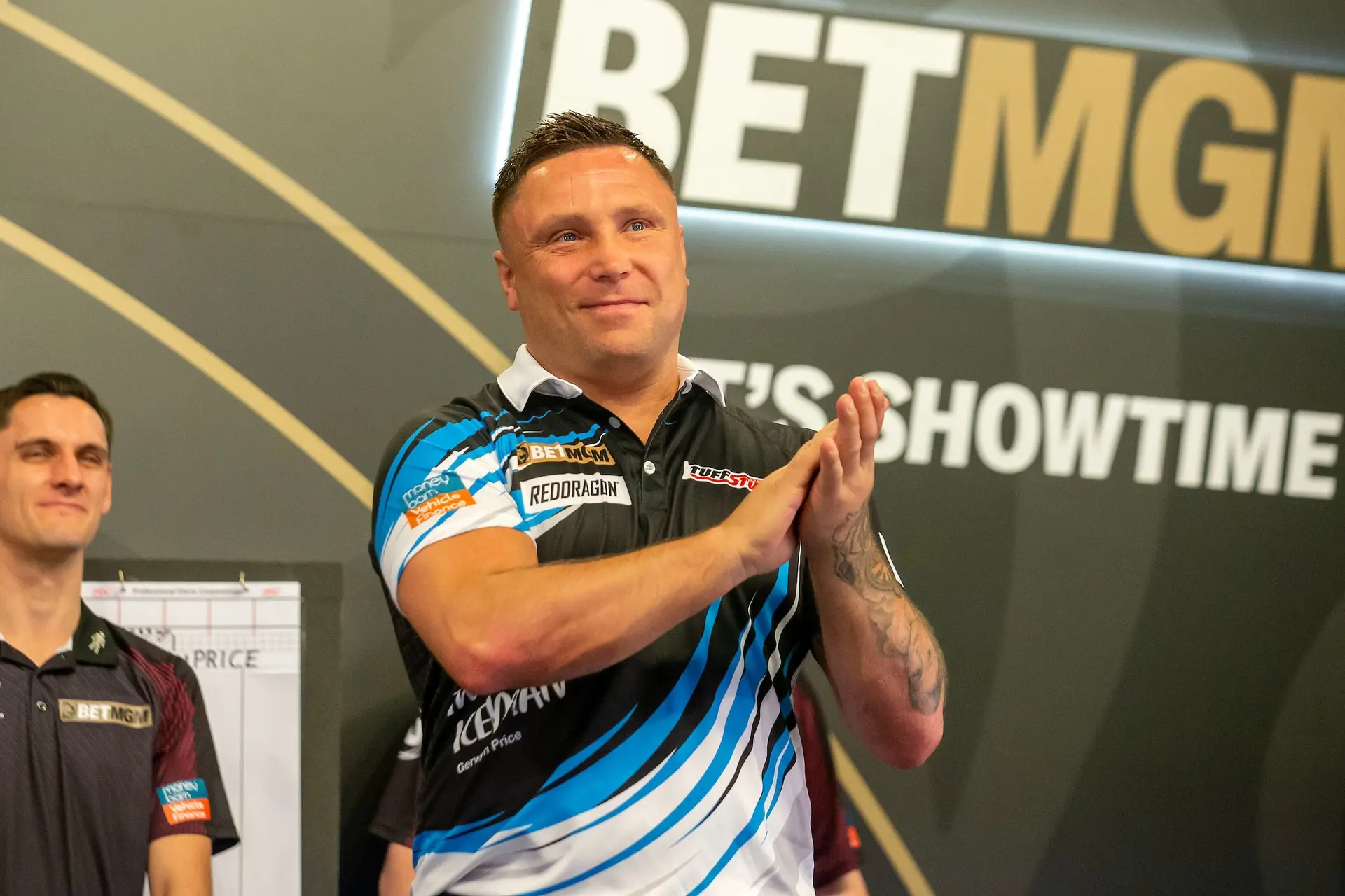 ICONISCH MOMENT op de World Matchplay 2022: Gerwyn Price gooit negendarter in halve finale tegen Danny Noppert