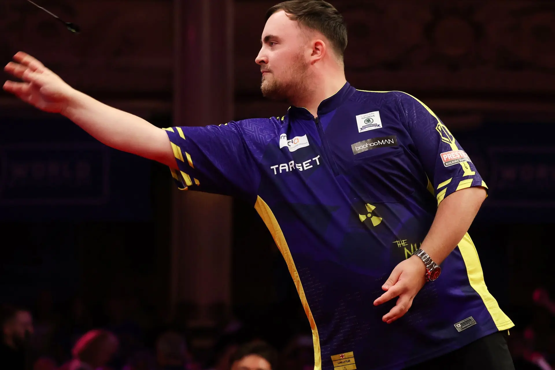 Barry Hearn vindt kritiek op Luke Littler niet terecht: ''Ze zullen allemaal een keer hun dag niet hebben''