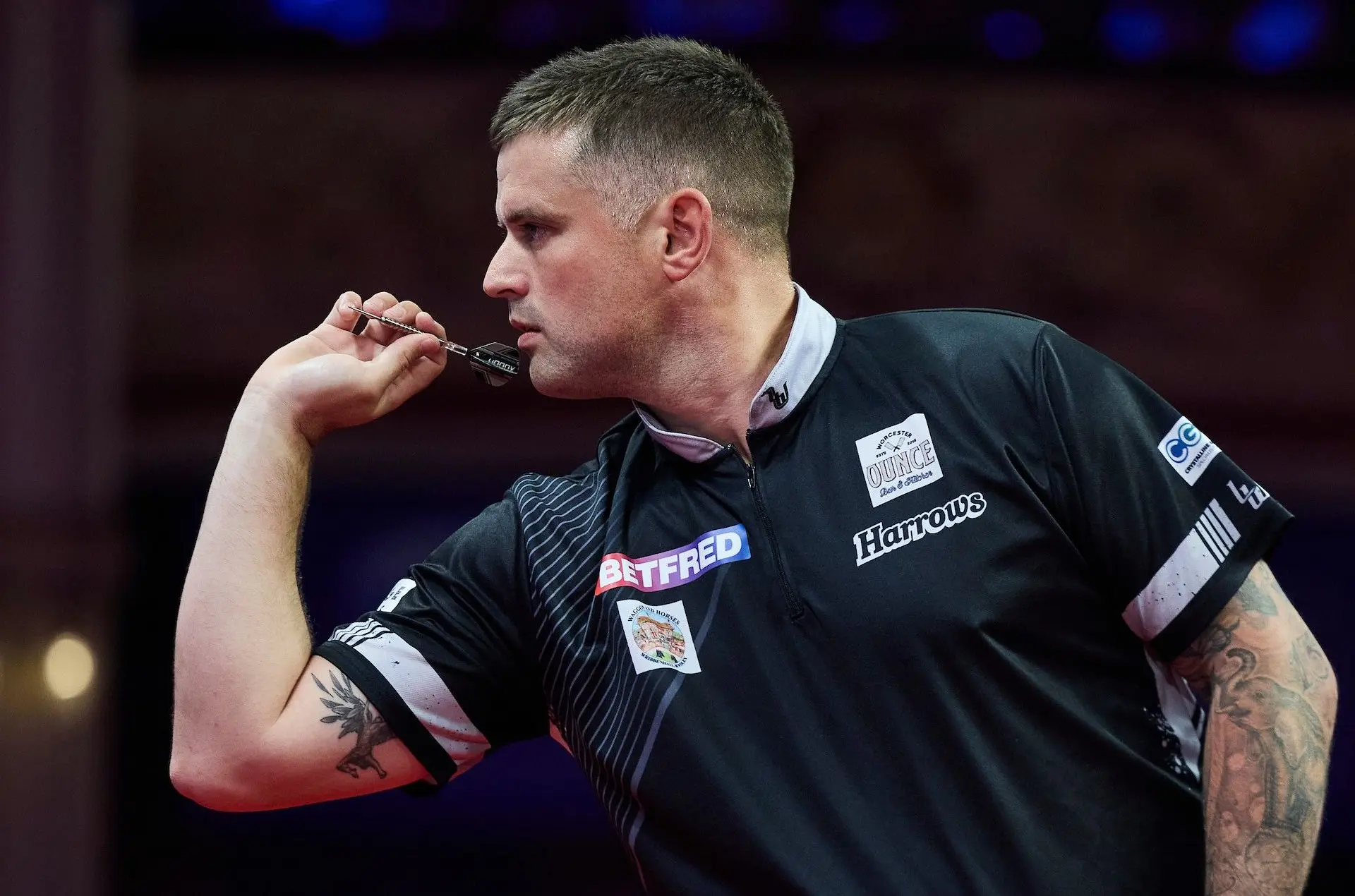 Luke Woodhouse gooit negendarter tijdens Players Championship 17