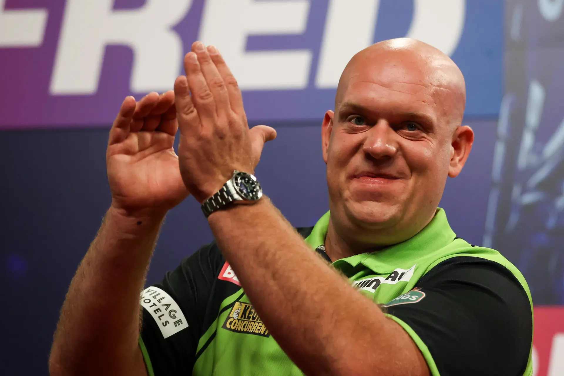 ''Waarschijnlijk als zijn vrouw zich aan het opmaken was, even een uurtje gooien'' - Michael van Gerwen liet dartbaan bezorgen op Ibiza