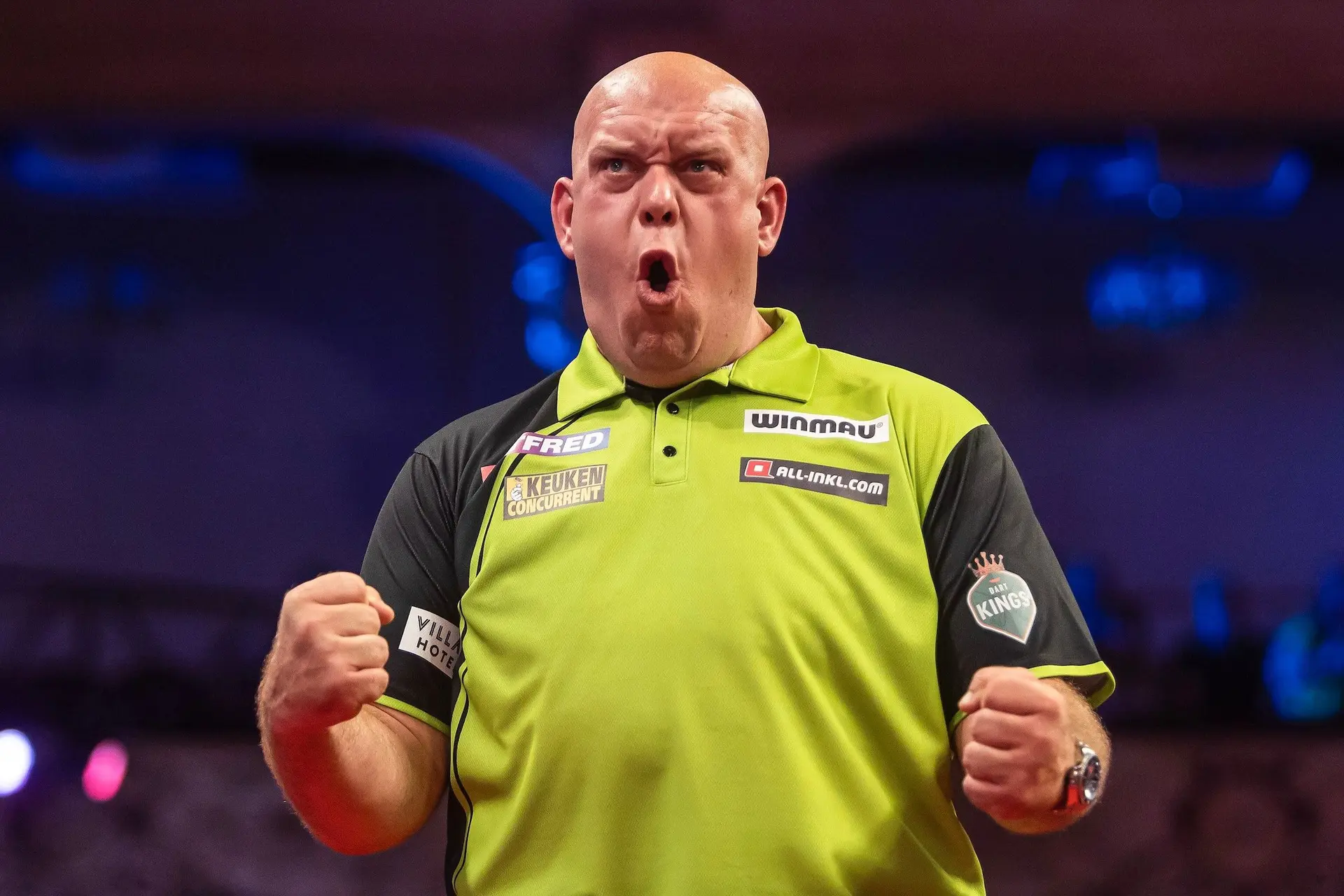 Michael van Gerwen worstelt zich ondanks vele gemiste dubbels langs Andrew Gilding op World Matchplay