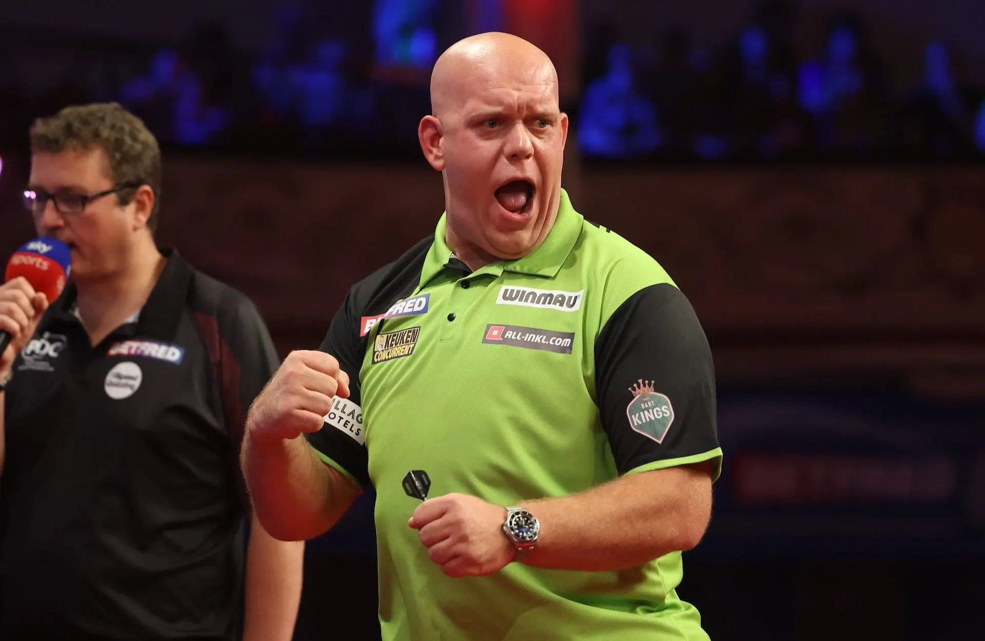 Michael van Gerwen houdt Gian van Veen na beslissende leg van eerste Euro Tour-titel af