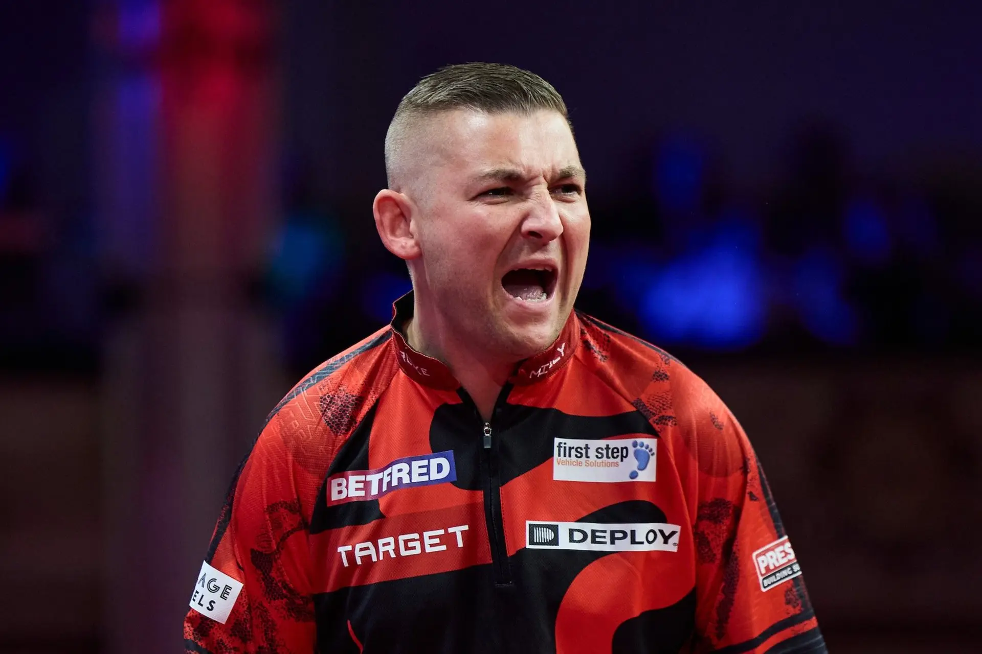 Nathan Aspinall stormt na zinderende zege op Ryan Searle door naar tweede ronde van de World Grand Prix; IJzersterke Jonny Clayton verslaat Richie Edhouse