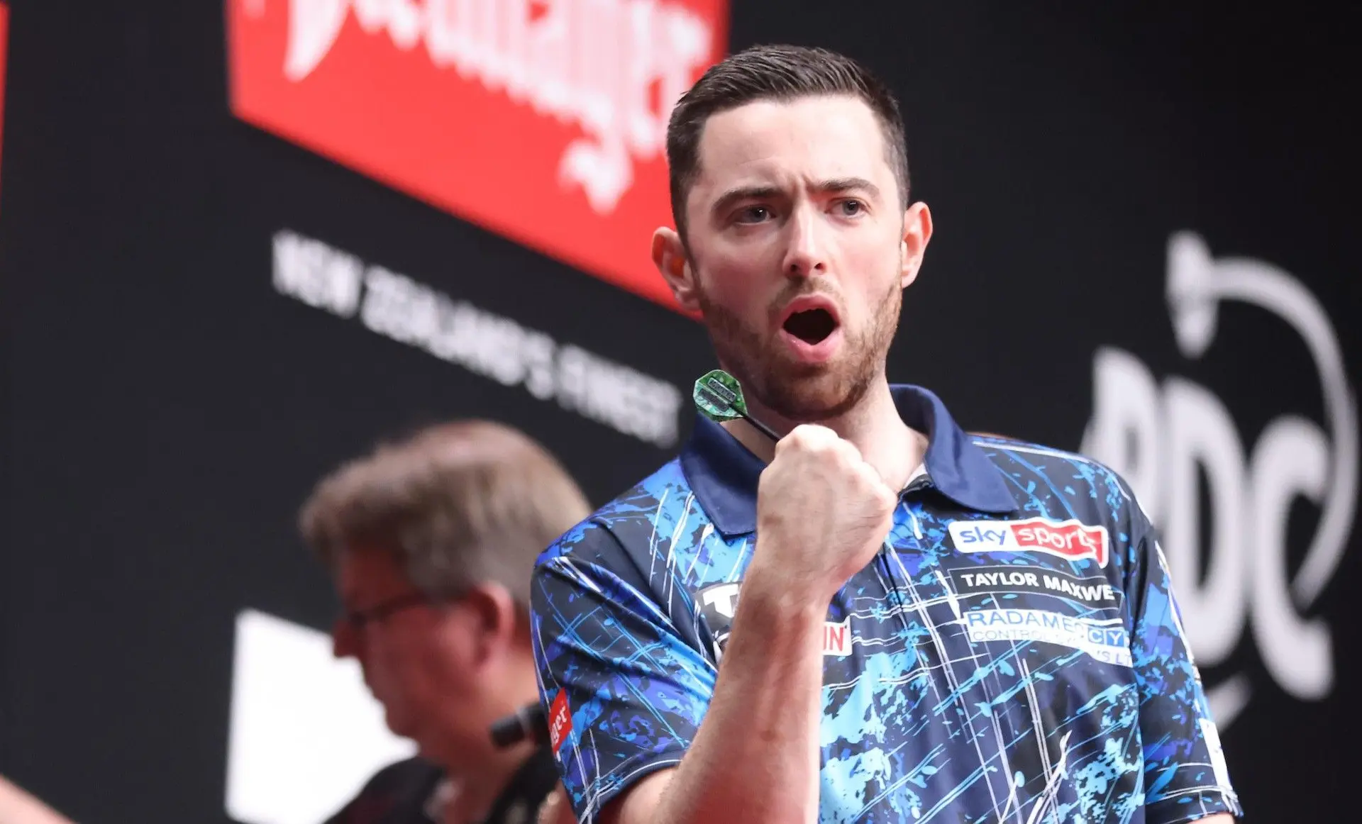 Luke Humphries overleeft twee matchdarts en bereikt eerste World Series-finale na briljante comeback tegen Luke Littler