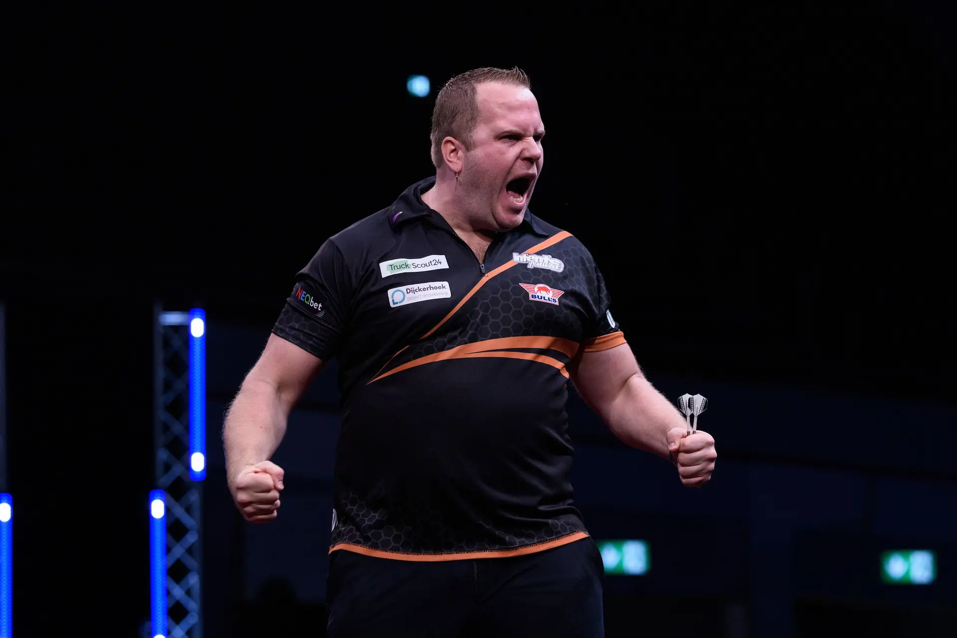 Dirk van Duijvenbode zet wederopstanding voort en haalt kwartfinales op het EK Darts