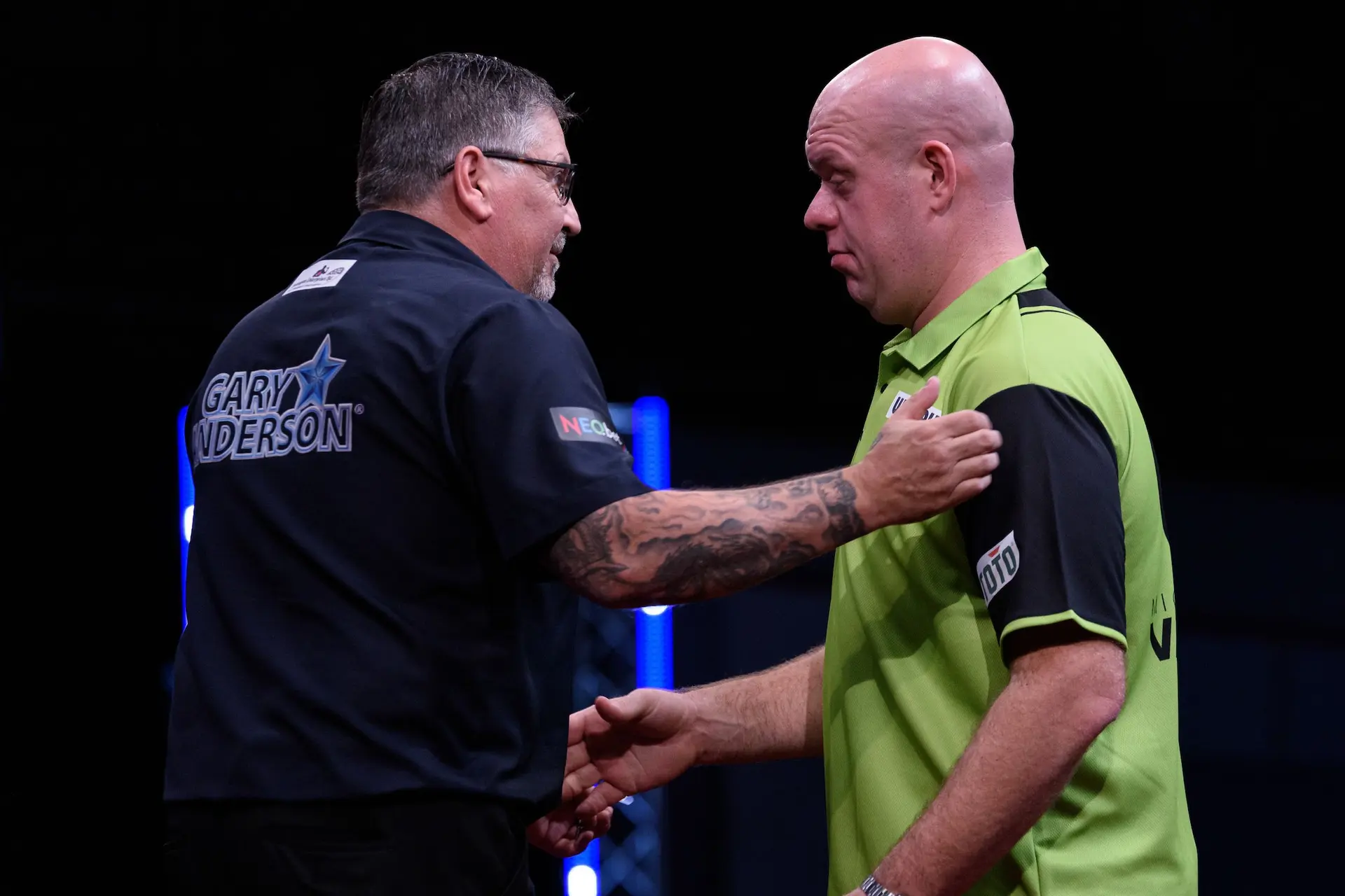 Gary Anderson rekent af met Michael van Gerwen en stuurt Nederlander naar beslissingswedstrijd op Grand Slam of Darts