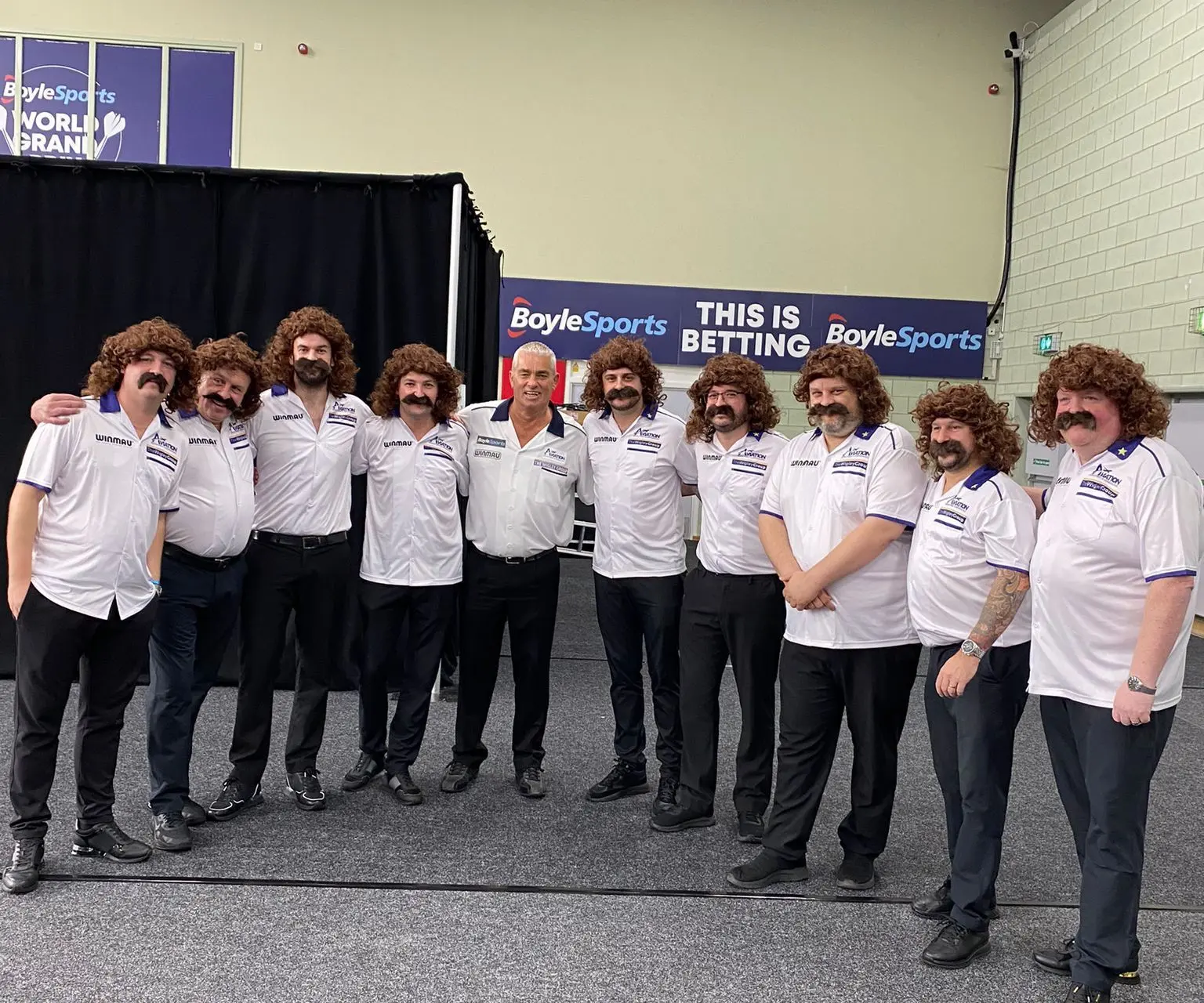 Collega-darters staan met 'Bronzed Adonis'-kleding stil bij laatste Pro Tour-dag van Steve Beaton
