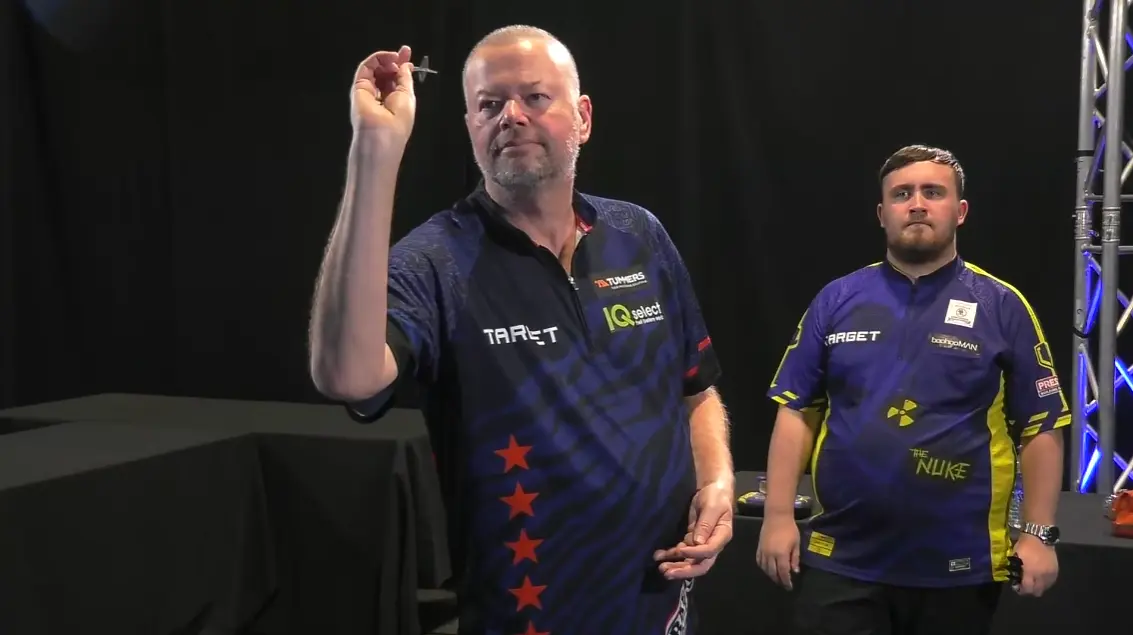 Raymond van Barneveld boekt sensationele overwinning op Luke Littler